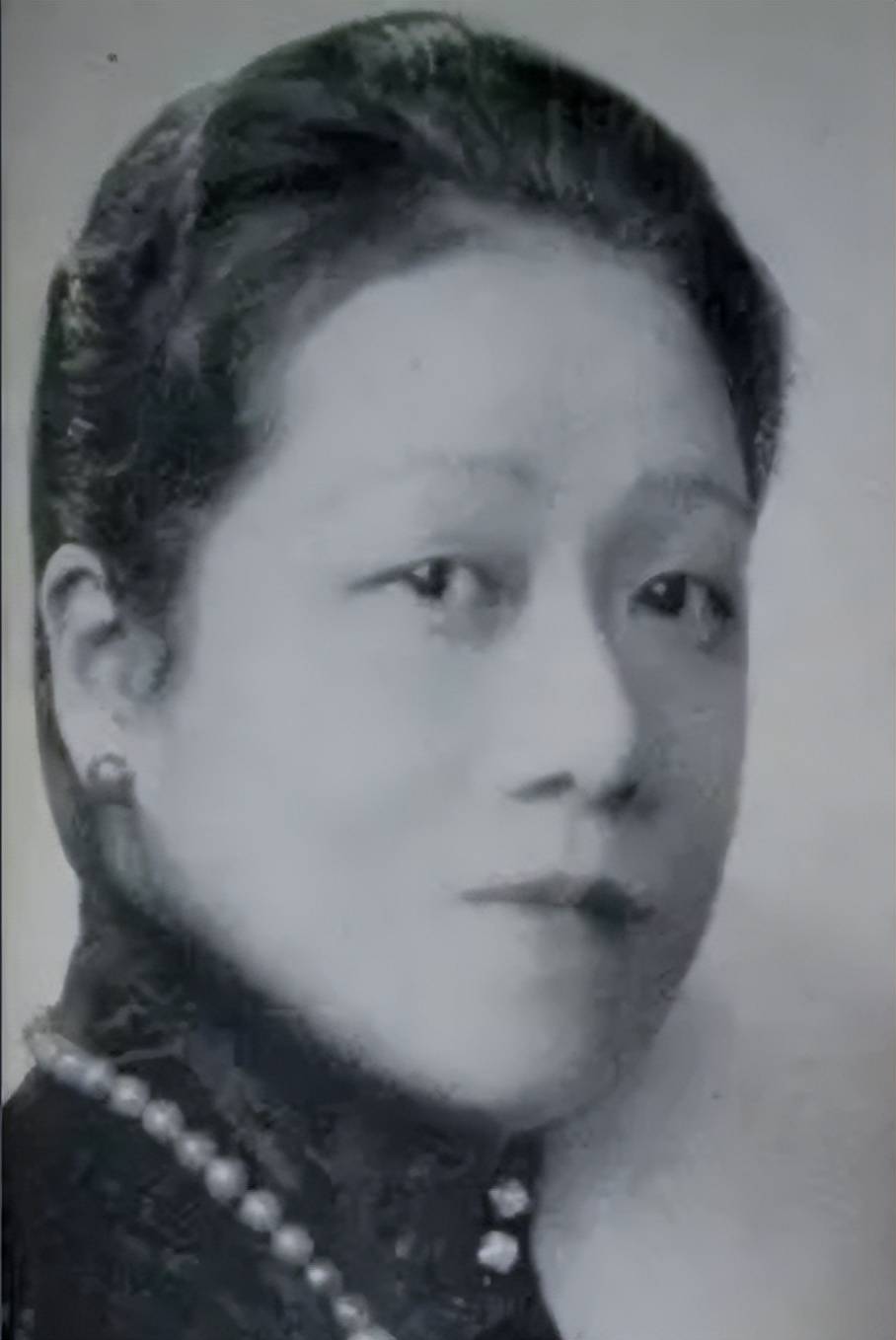 1916年,宋霭龄带着女儿,在房檐下晒太阳,初为人母的她一脸青涩