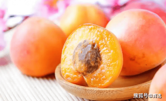 在标签上吃黄色杏子是您舌头的明智选择