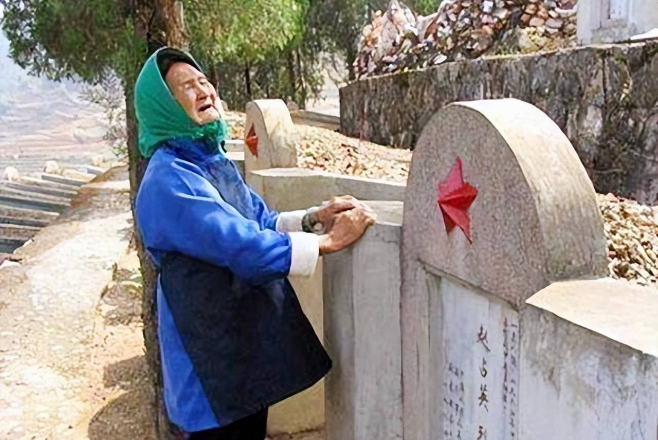 老山战役牺牲,母亲20年后才去到墓前,一句话引人泪目