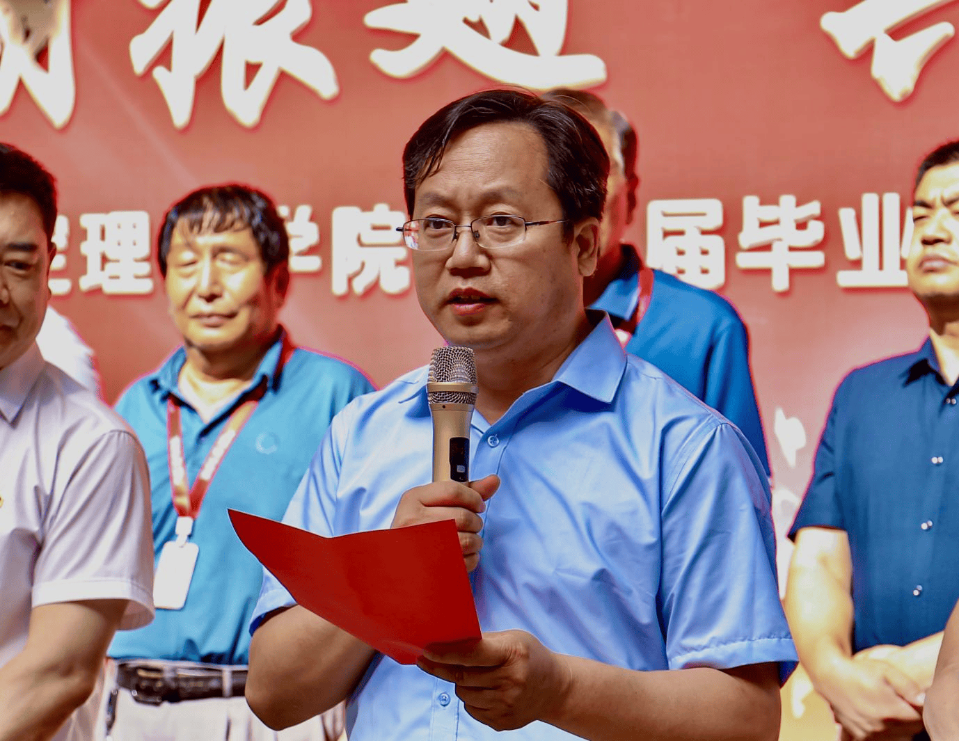 温情护航 保定理工学院爱心大巴车送毕业生奔赴新征程