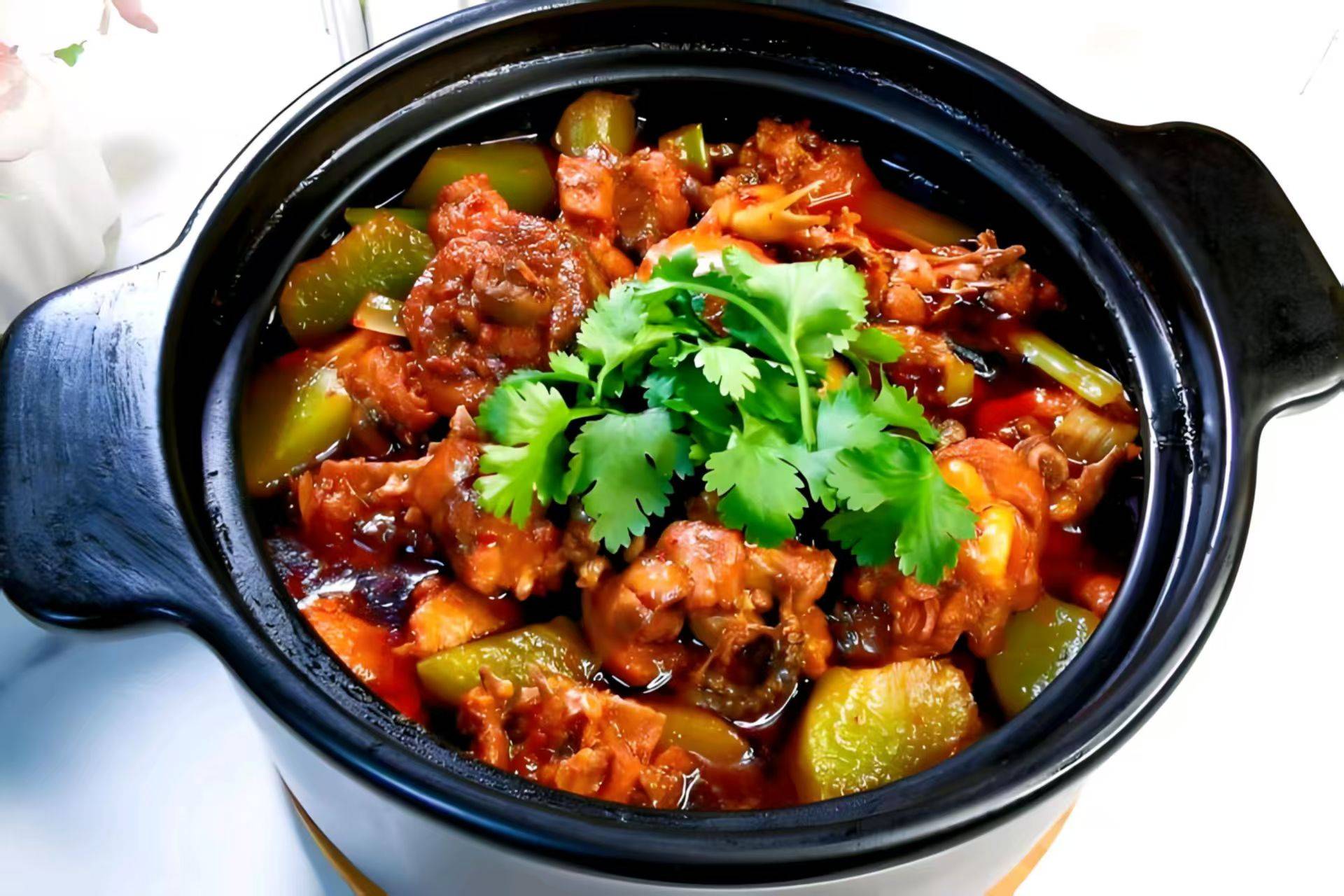 吕文扬与香辣鸡煲:砂锅里的江湖​​