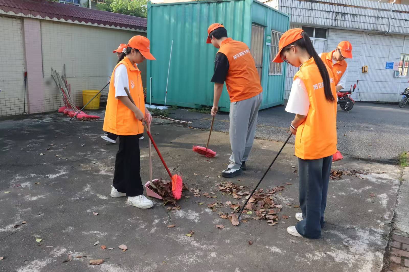 阳江市塘坪镇:三下乡志愿者清扫街道,为乡村添"洁净"