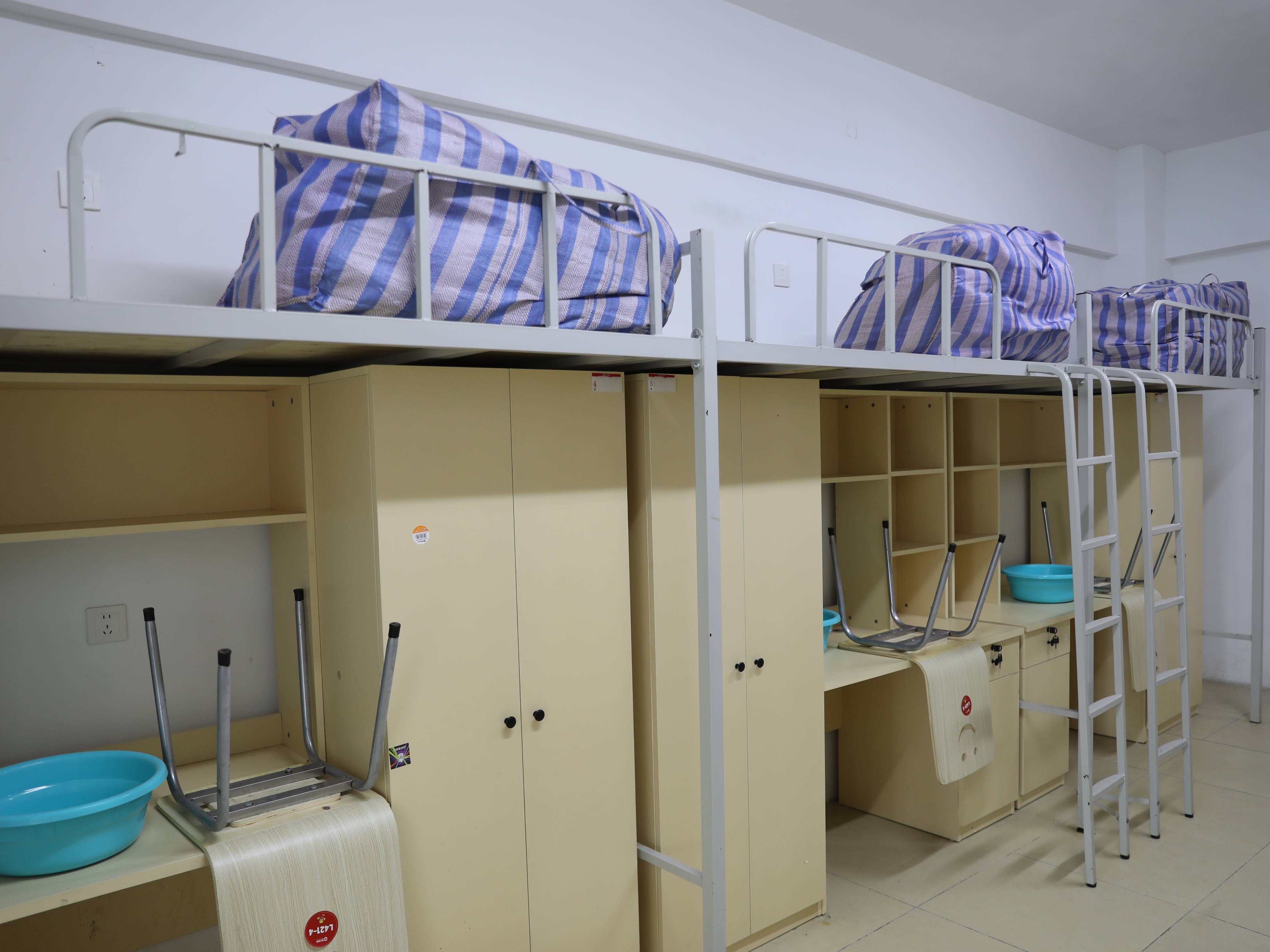 宿舍小窝近在眼前脚步轻快 心也雀跃还未推开宿舍门就已被惊喜撞个