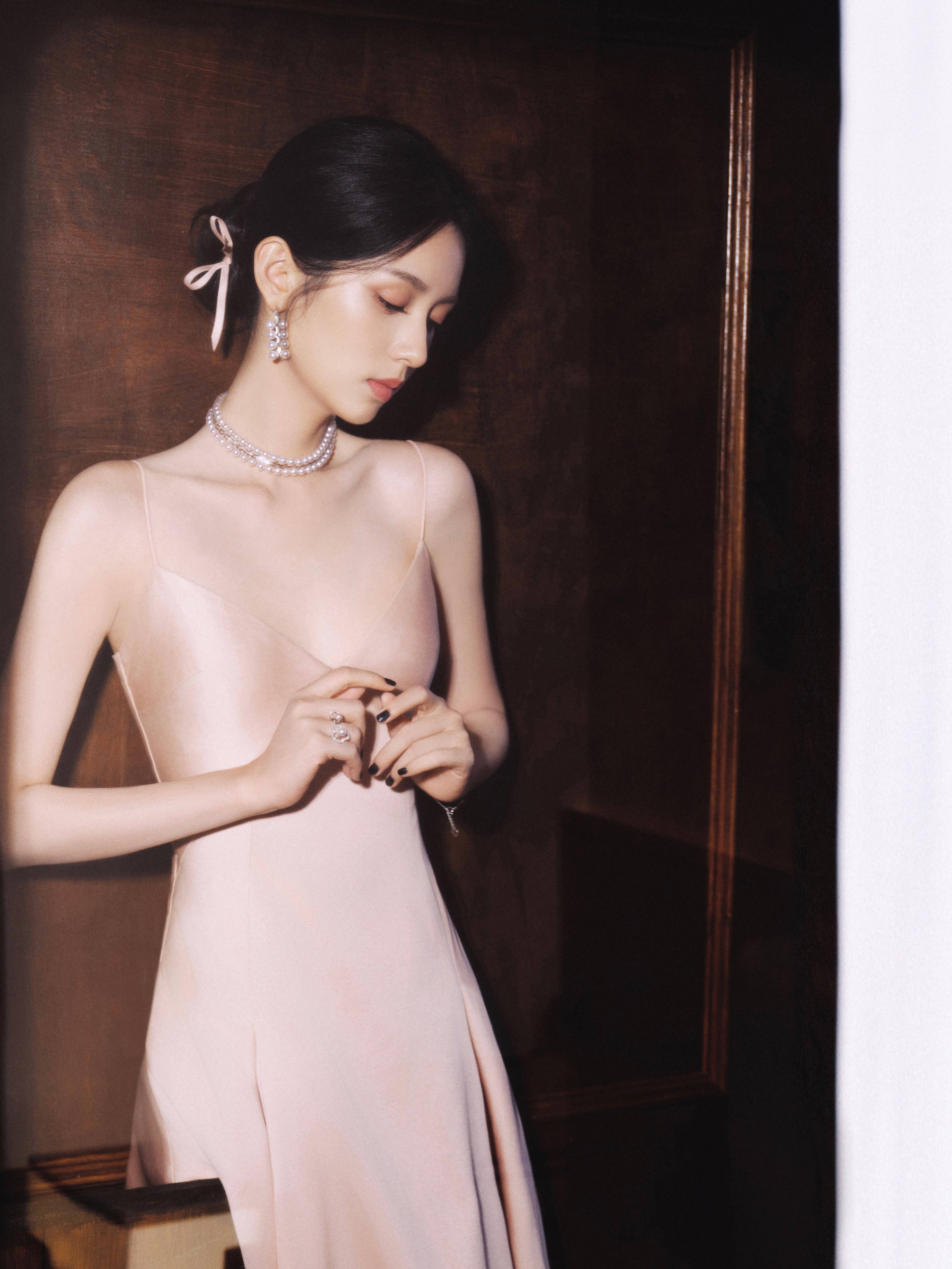 周也低盘发搭配粉色吊带长裙 佩戴珠宝气质高贵优雅