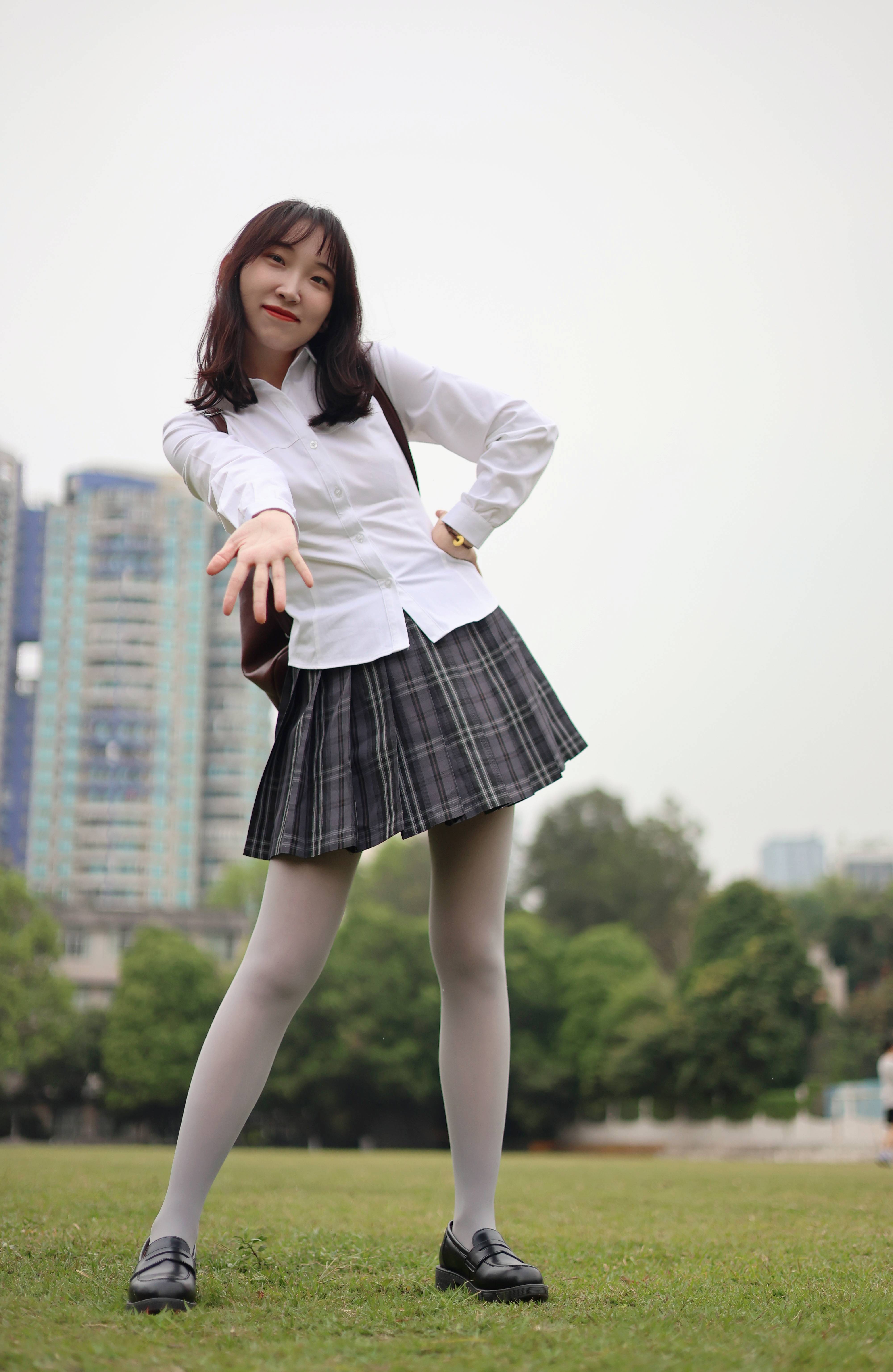 jk制服搭配灰丝小皮鞋,小姐姐诠释厚灰美学