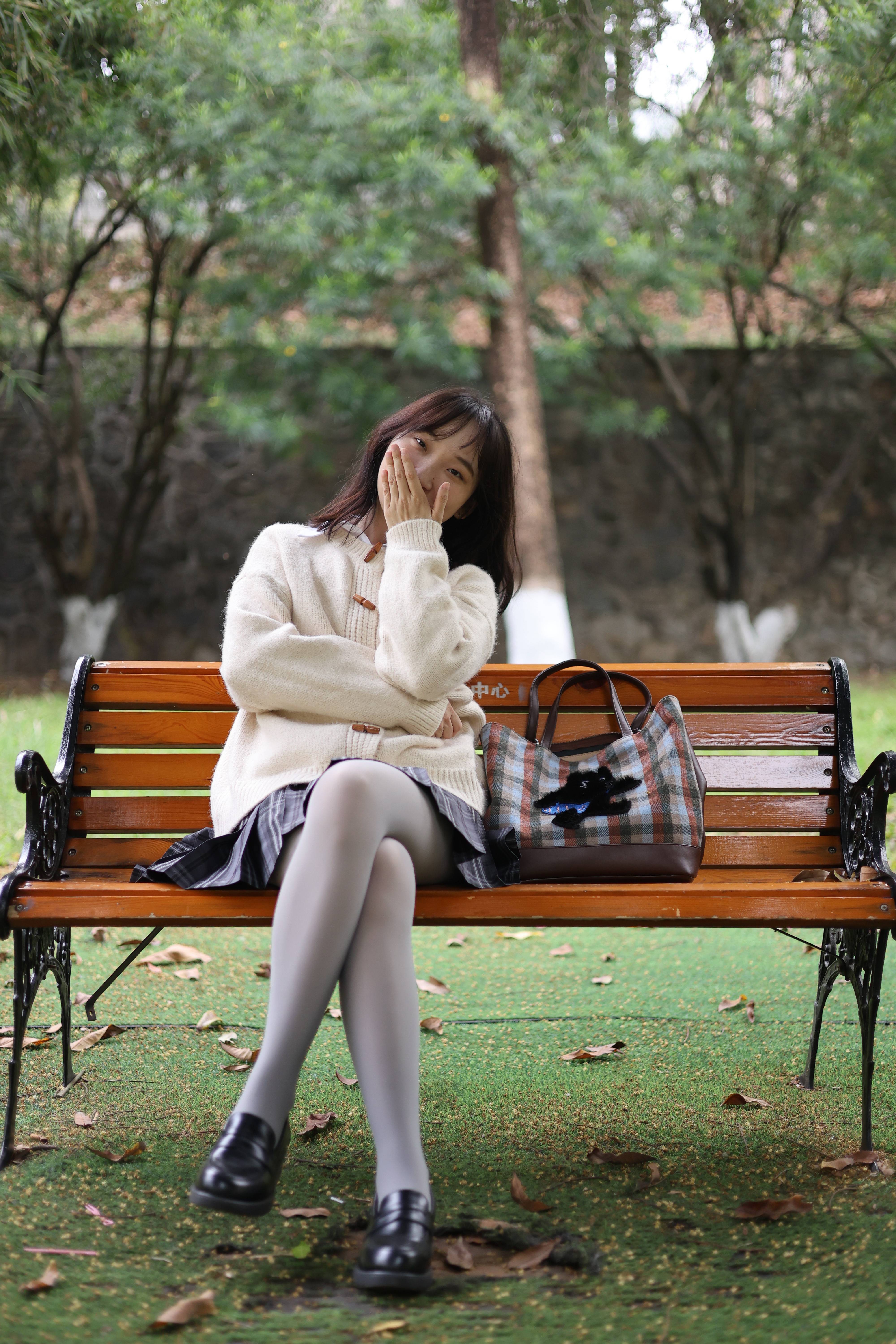 jk制服搭配灰丝小皮鞋,小姐姐诠释厚灰美学