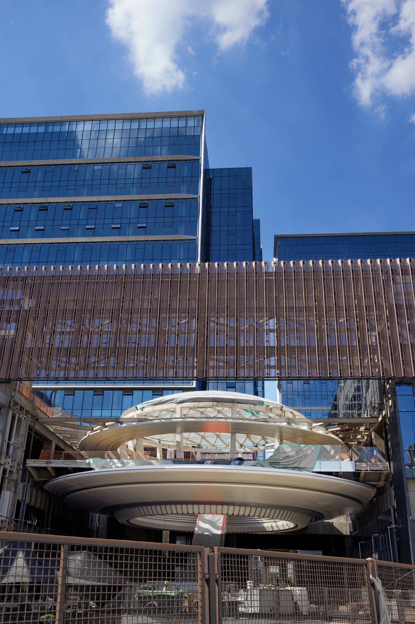 从工厂到街道双曲铝板正在改写出行城市语法