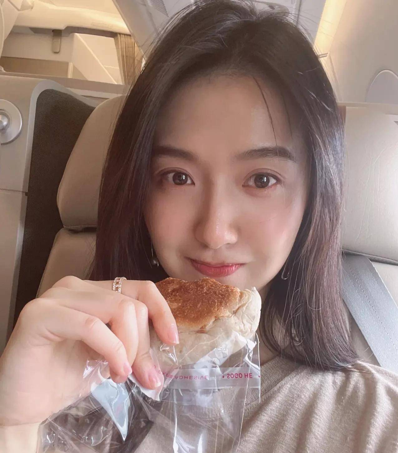 许龄月小花旦素颜照合集：清新靓丽、甜美可爱！