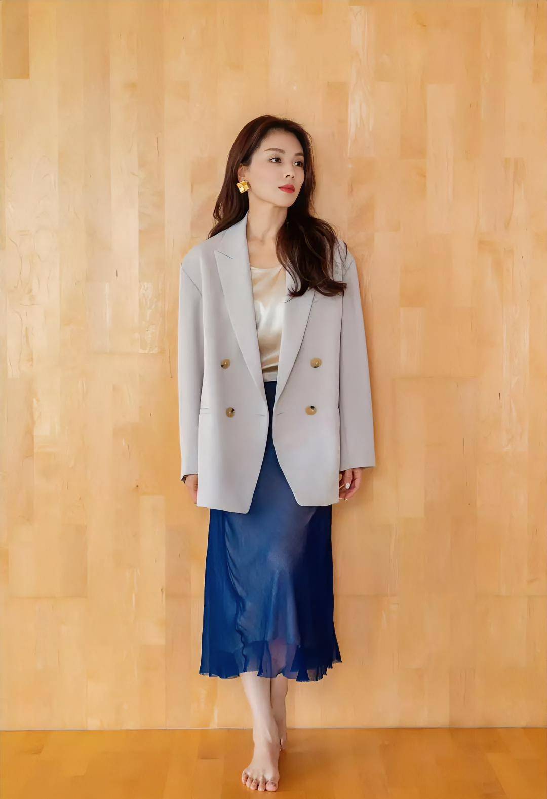 在展现时尚穿搭造型时,没有穿鞋的脚部细节暴露了她脚拇指外翻的情况