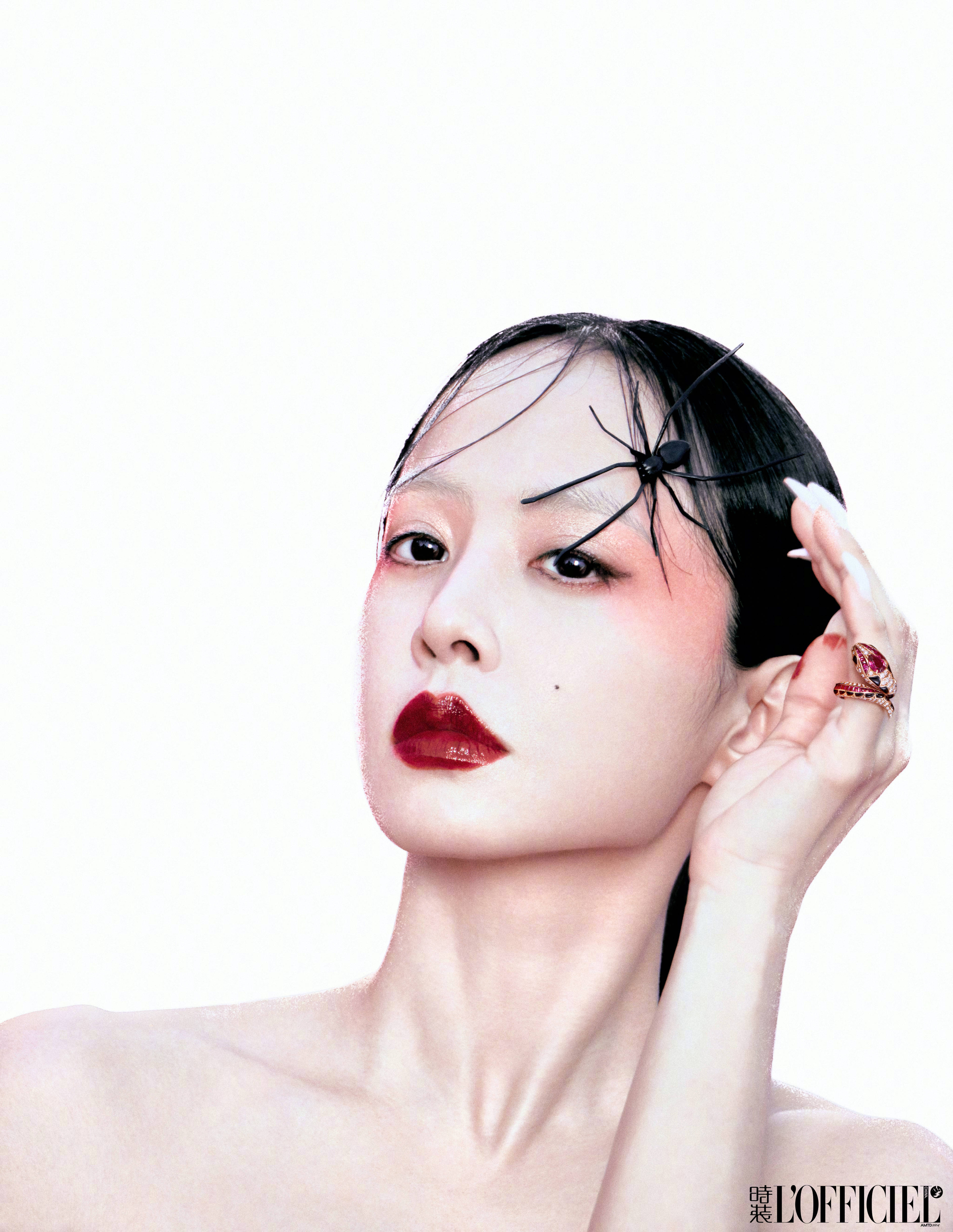 蔡依林穿黑色抹胸裙气场全开 脸上趴着蜘蛛前卫大胆