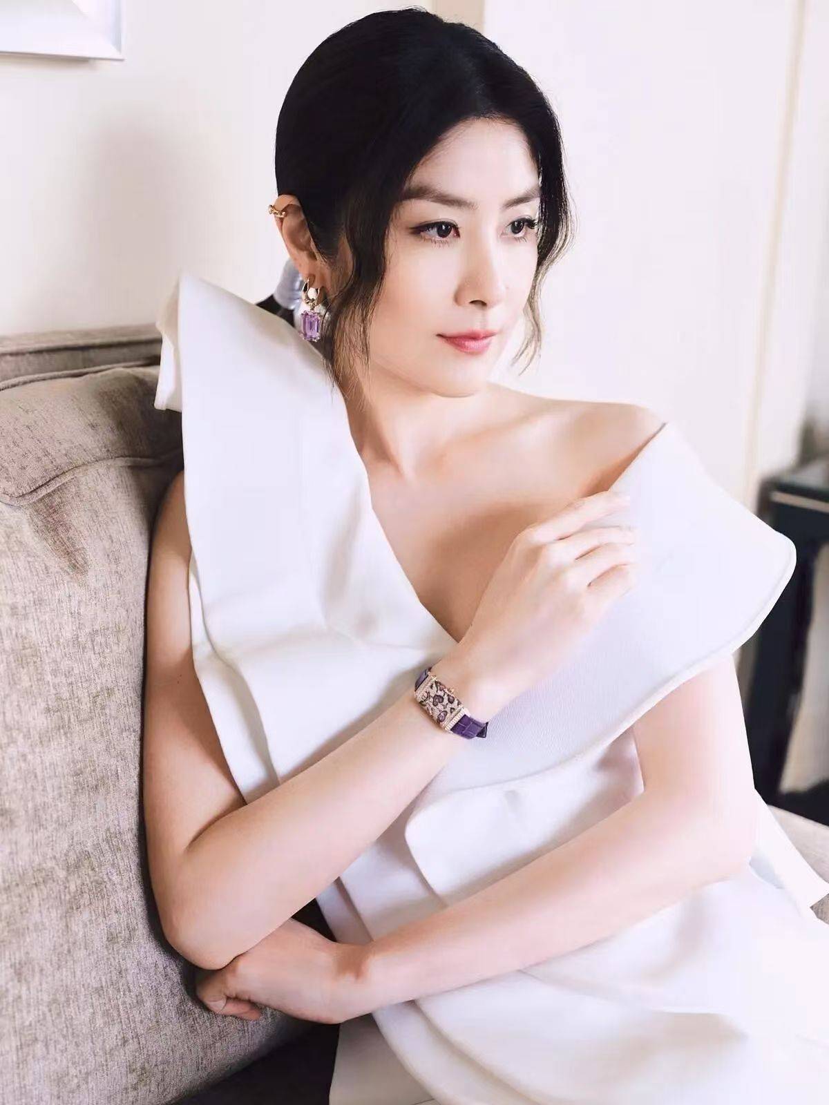 陈慧琳高定廓形穿搭,她精致范气质女人,干净高雅显年轻