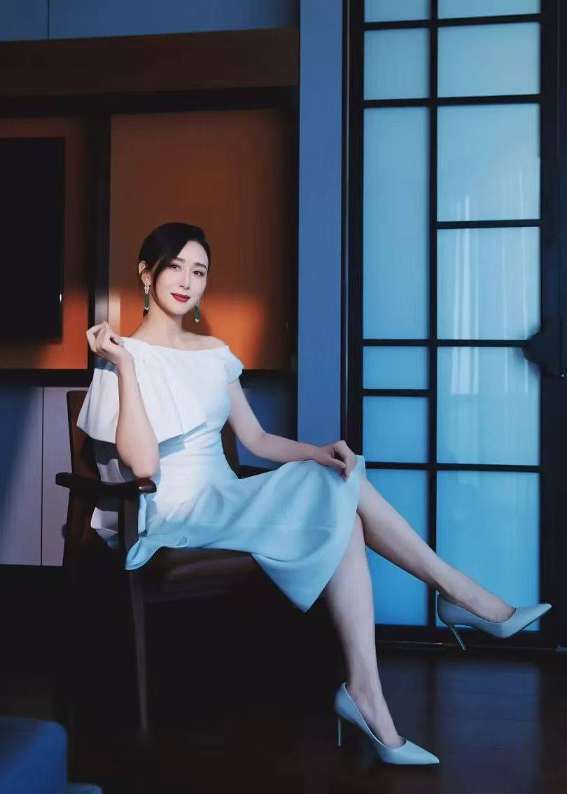 "岁月美人"胡静的珍珠穿搭小心机:她穿得很优雅