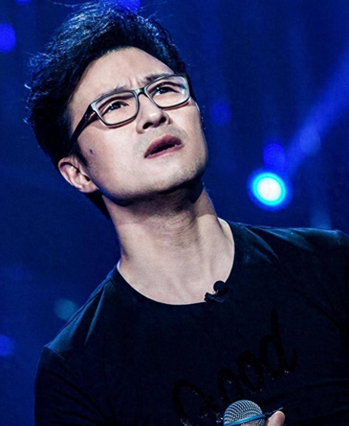 被闪电吓到五官乱飞弯腰捡贝壳差点走光