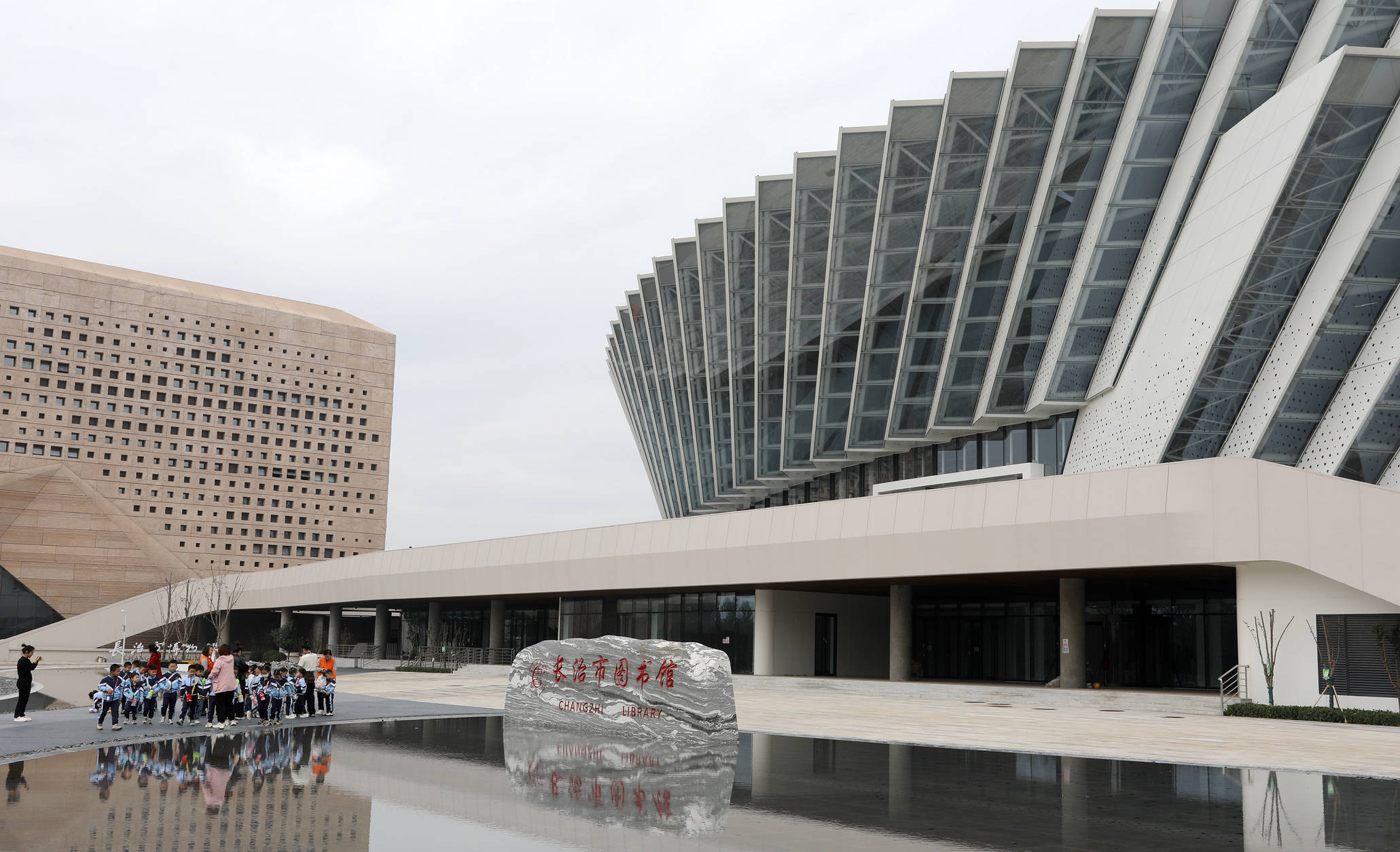 新"三馆"位于山西长治市北寨片区(博物馆,图书馆和档案馆),其设计融合