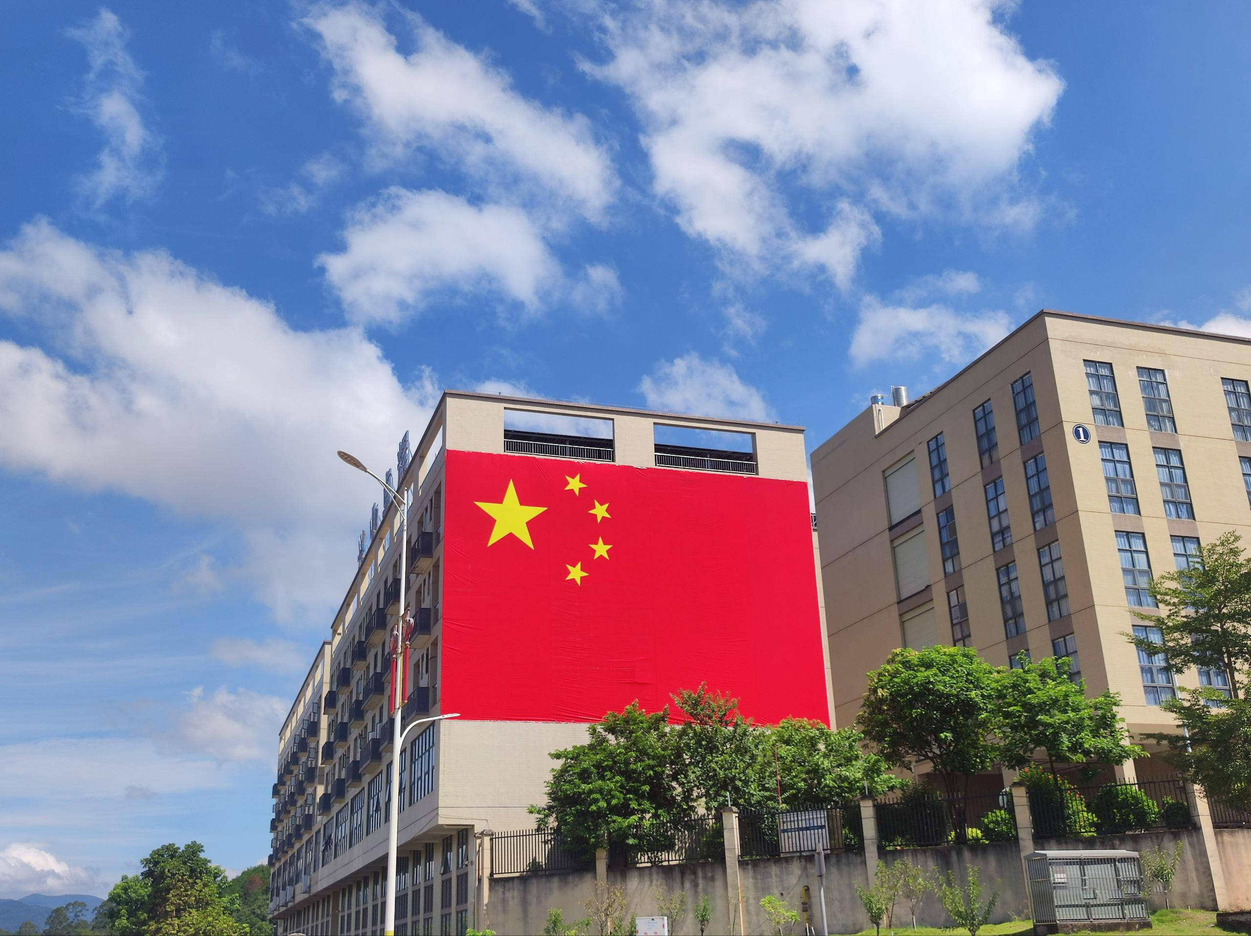 "中国红" 扮靓国庆!兴业卓辉河源打卡点上线,打卡与职业机遇双重收获