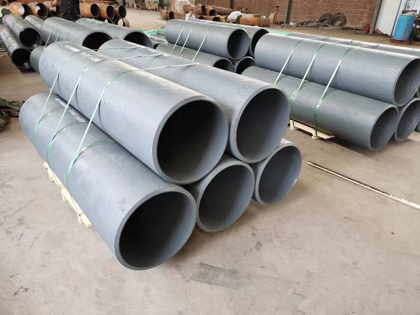 双金属管是一种由无缝钢管和高铬合金组成的复合管材
