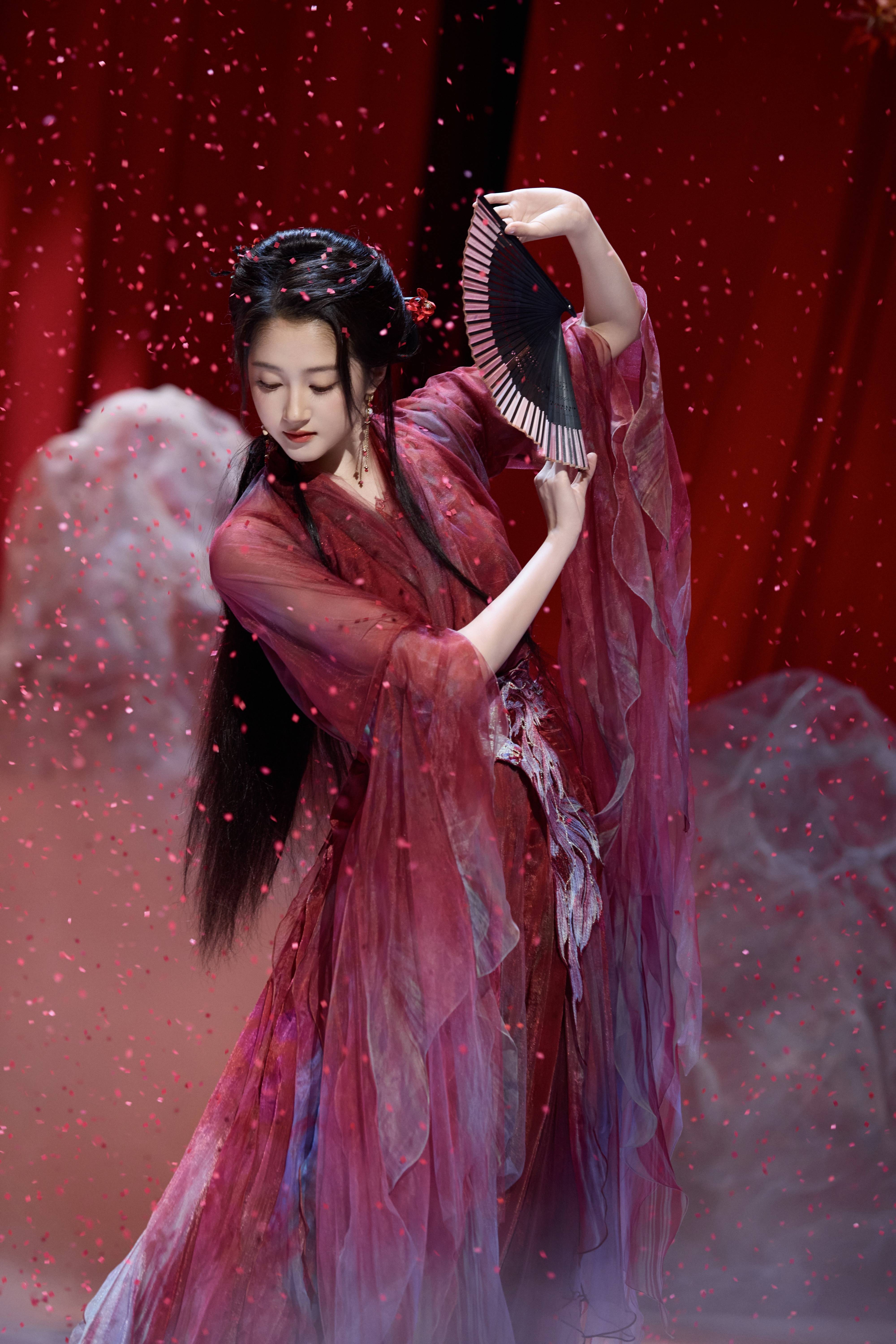 关晓彤一袭红衣翩翩起舞身姿轻盈 手持折扇古典优雅