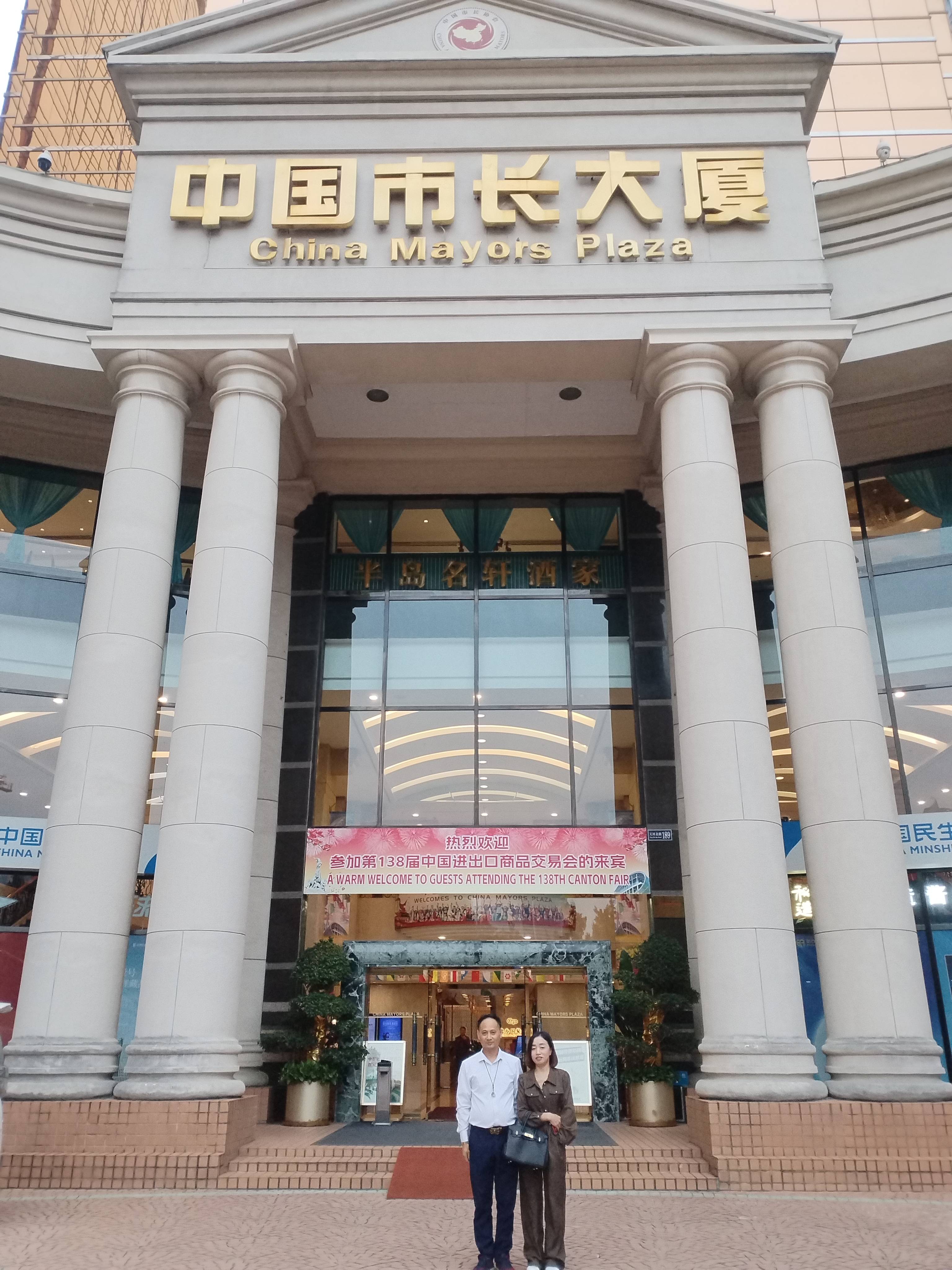 大厦的玻璃幕墙映出我们的身影,也映出城市的轮廓