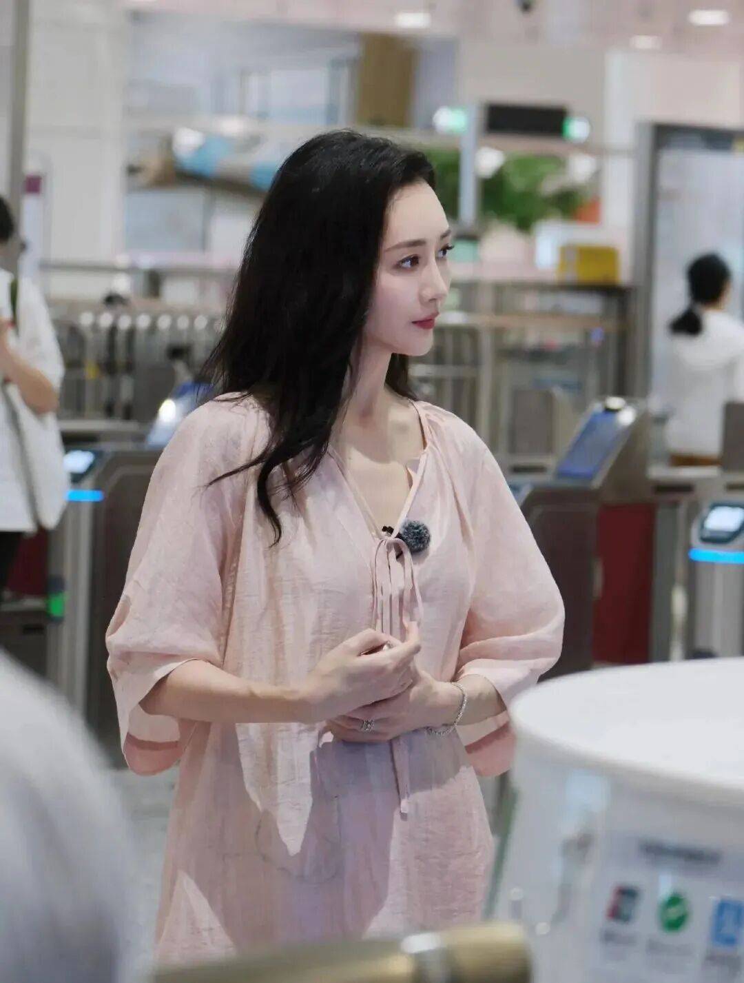王鸥|她不久前现身深圳地铁站还是好美啊一场视觉与心灵的邂逅