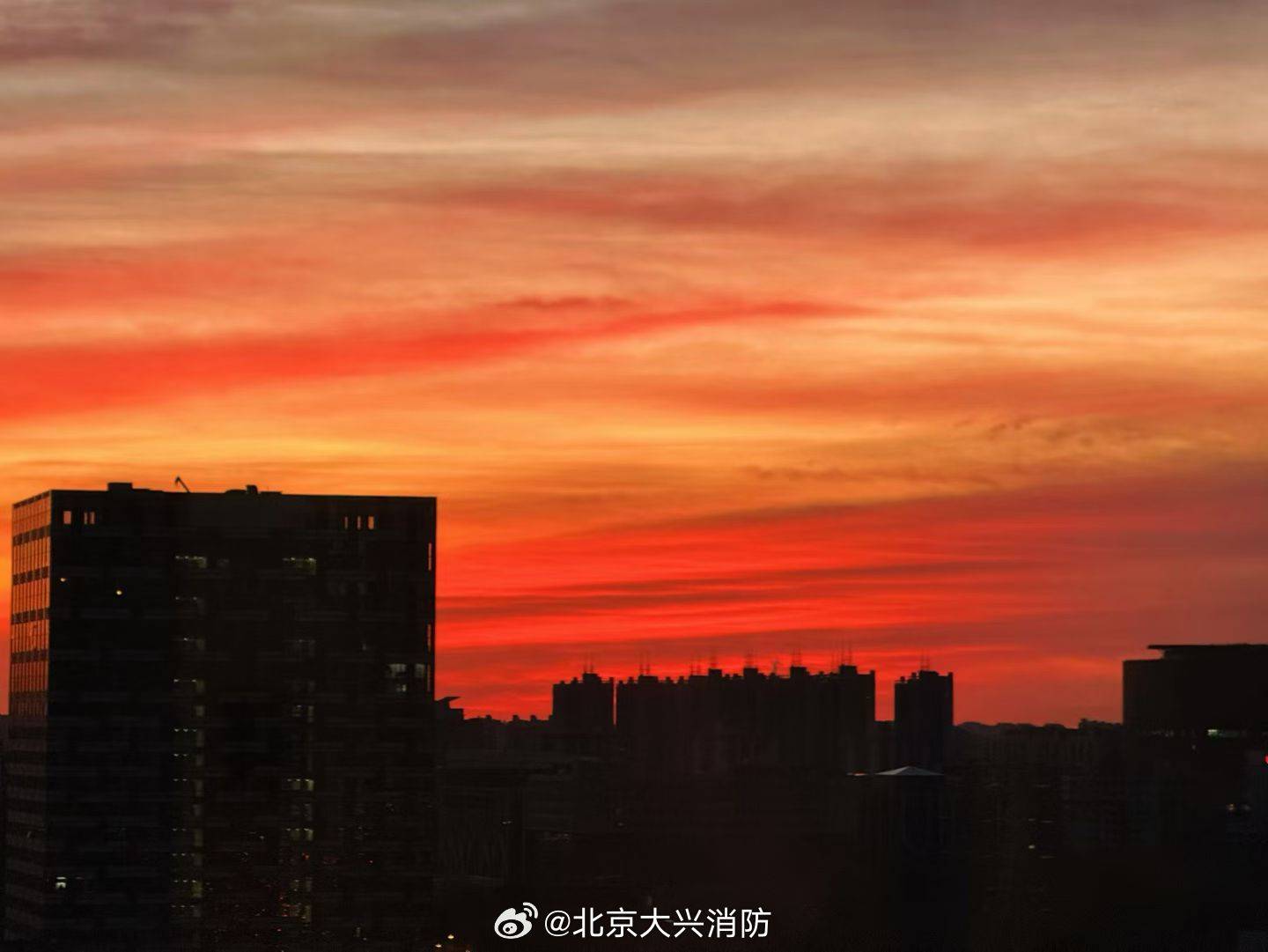 绚丽！北京今晨上演“天空幻境” 朝霞美成油画_调色盘_风光_火烧云