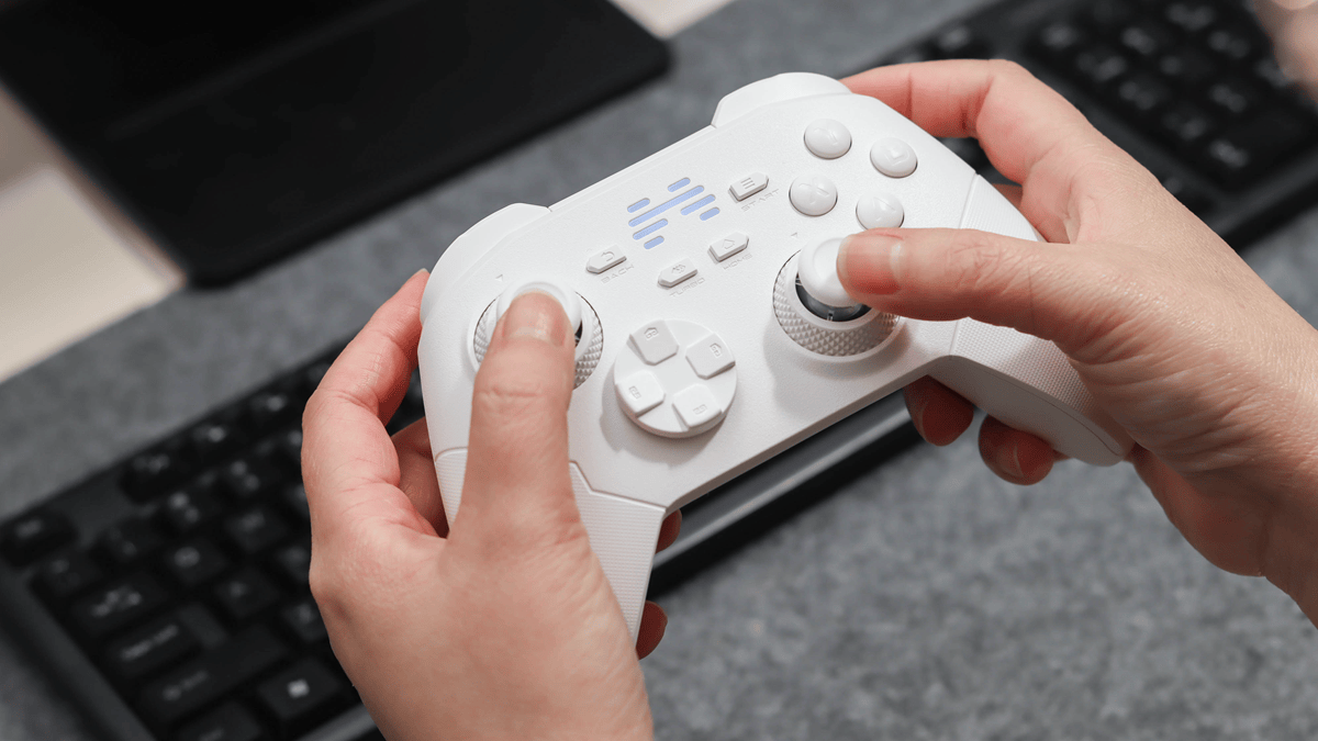 同价位唯一双切震动扳机！北通鲲鹏20绝尘白用自研技术打造入门手柄天花板