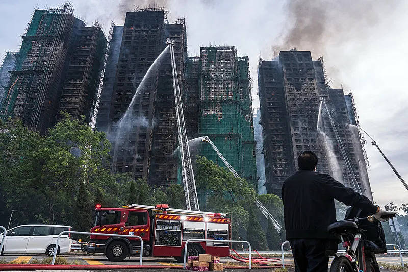 直击香港大埔火灾:灭火行动大致完成 现场家属情绪崩溃_陈铎_新华社_火势