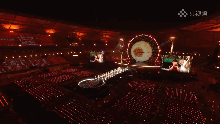 《视听共振，心灵同频！《鸿蒙星光盛典》照亮“在一起”的心路》