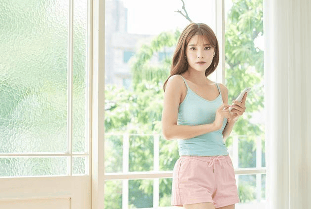 新生儿剪脐带时被剪断手指 家属：助产士称孩子