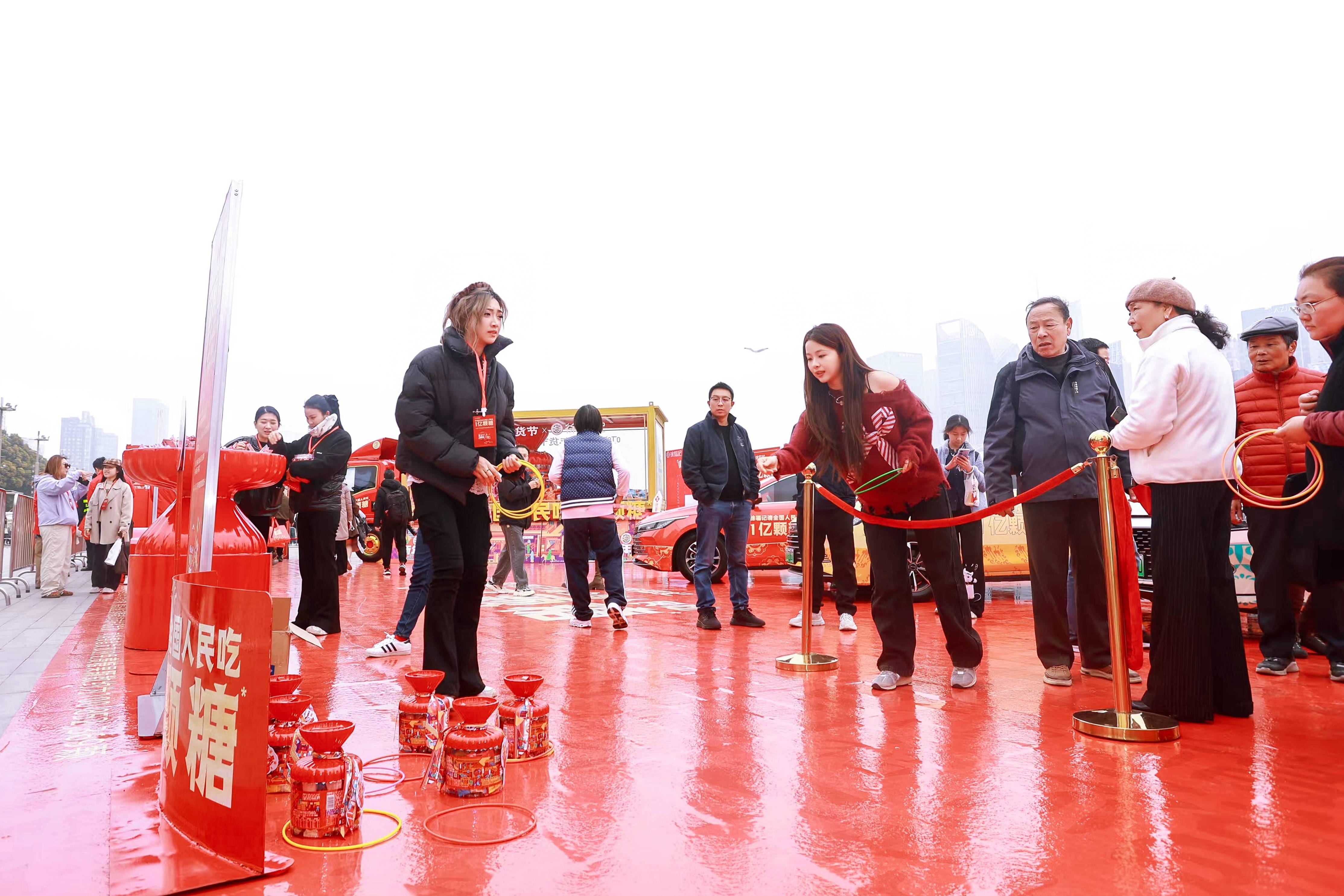 《1亿颗糖的甜蜜抵达外滩，徐福记“新春发糖车”开进海派年味里》