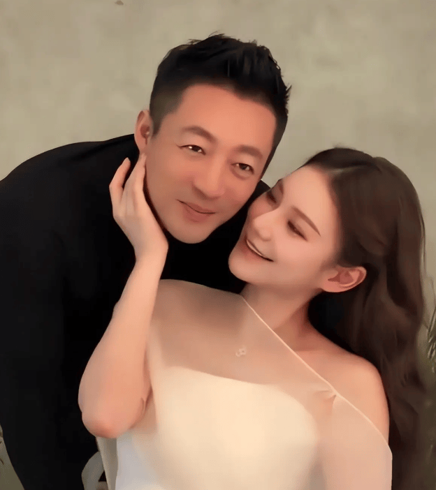 马筱梅穿蕾丝长裙拍孕肚写真性感迷人 与汪小菲贴贴满脸幸福