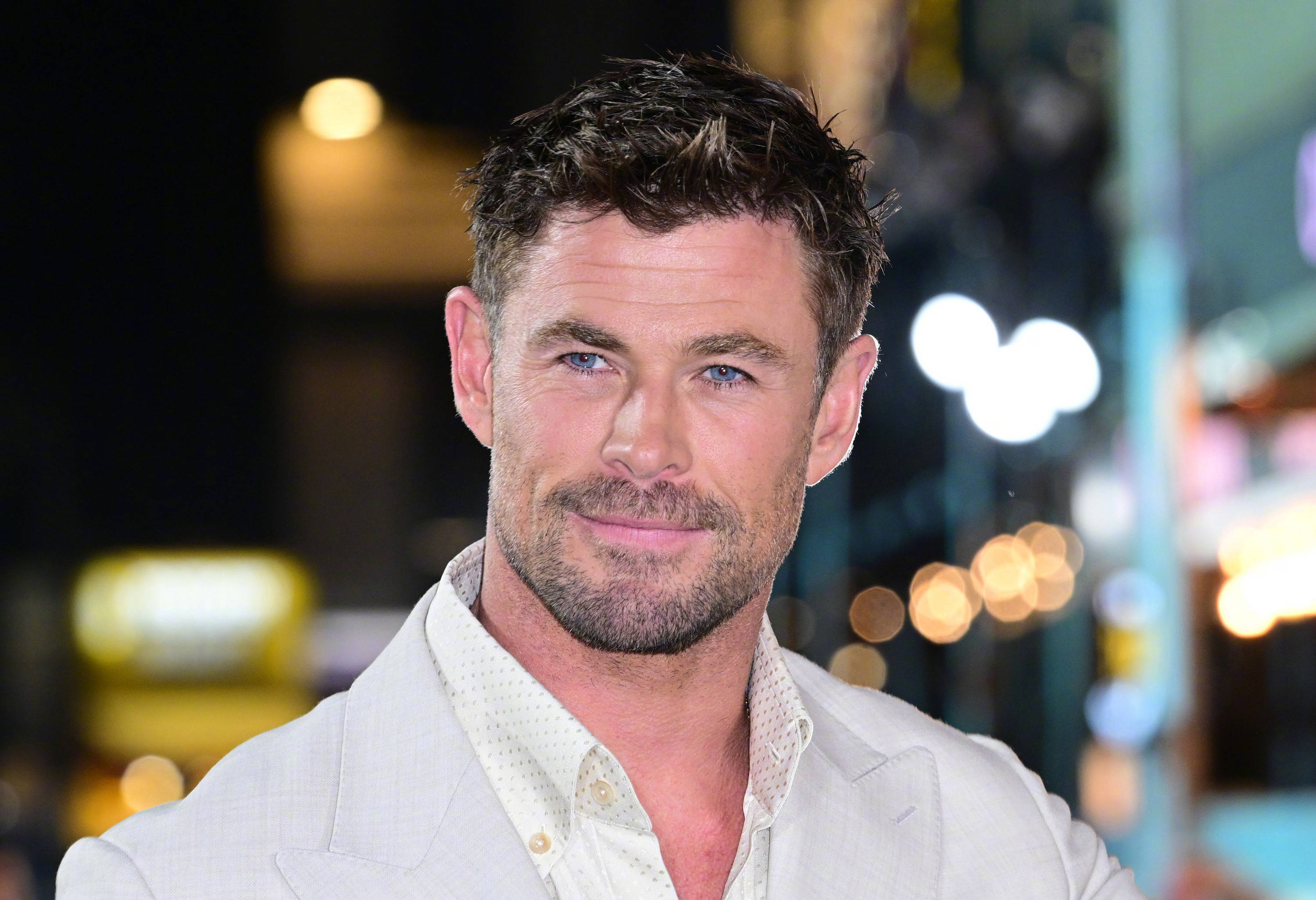 《洛杉矶劫案》伦敦首映 “锤哥”一袭白色西装帅气硬朗