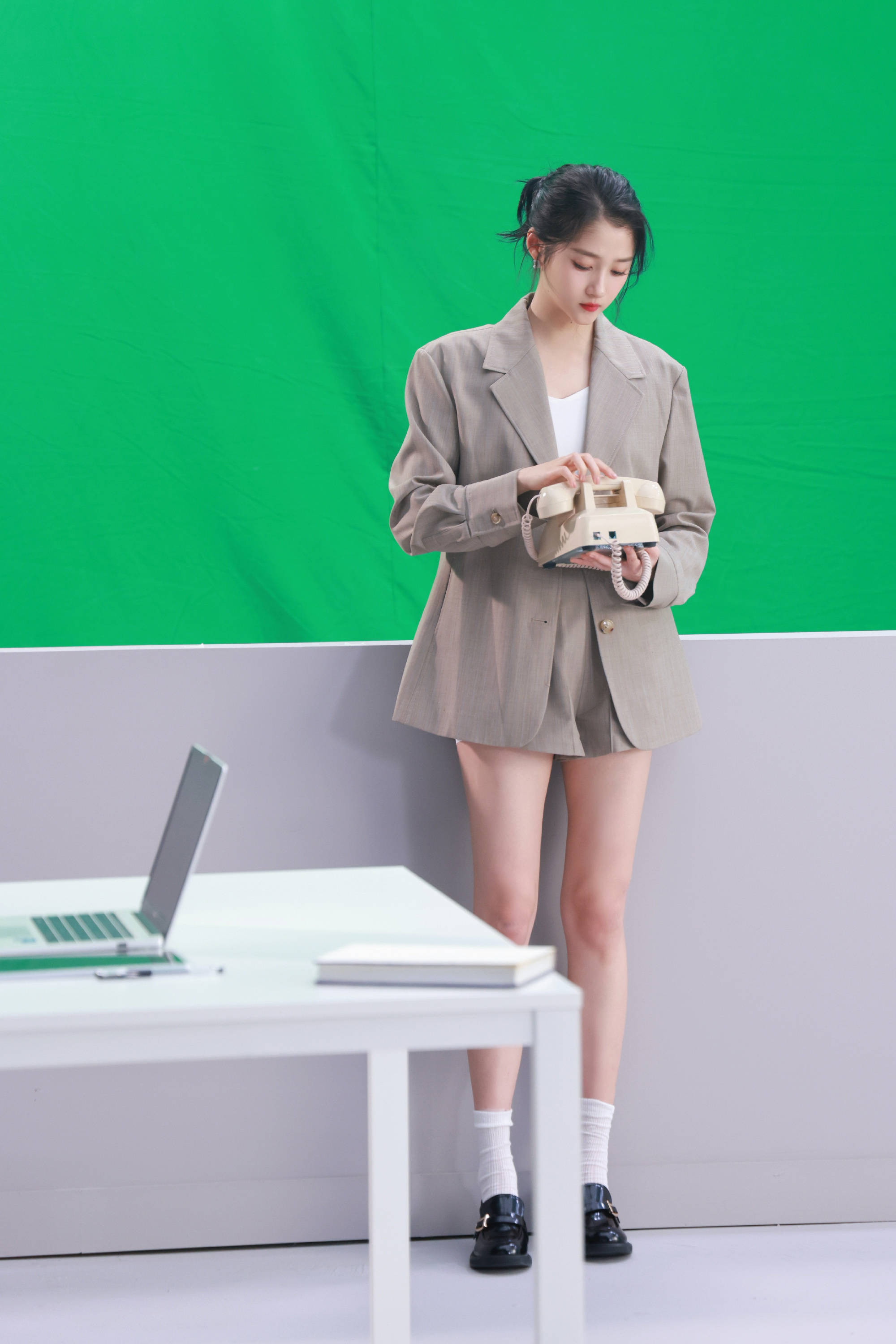 关晓彤穿制服套装利落干练 修长美腿尽显优越比例