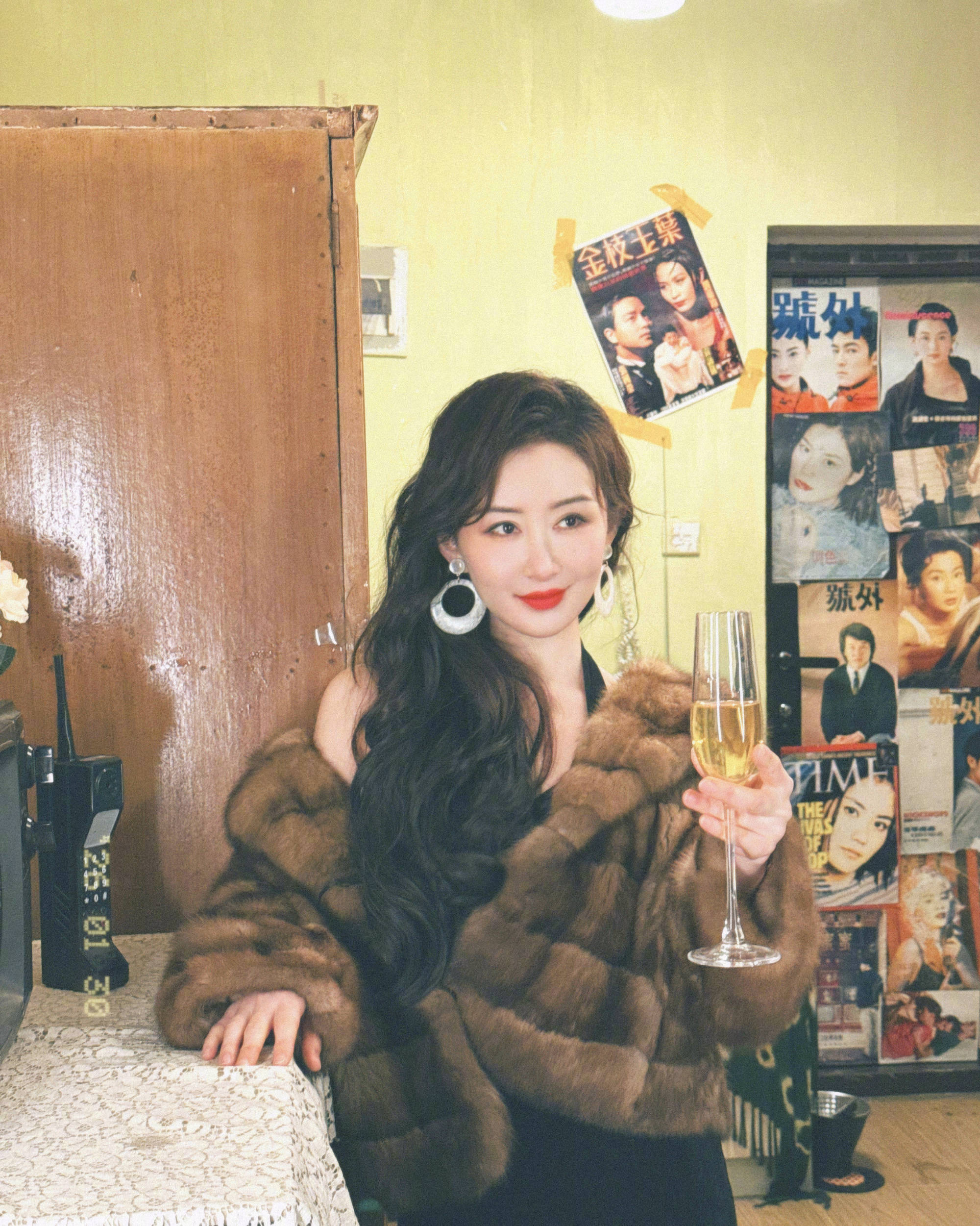 舒畅晒复古写真风情万种！秒变九零年代明艳大美人