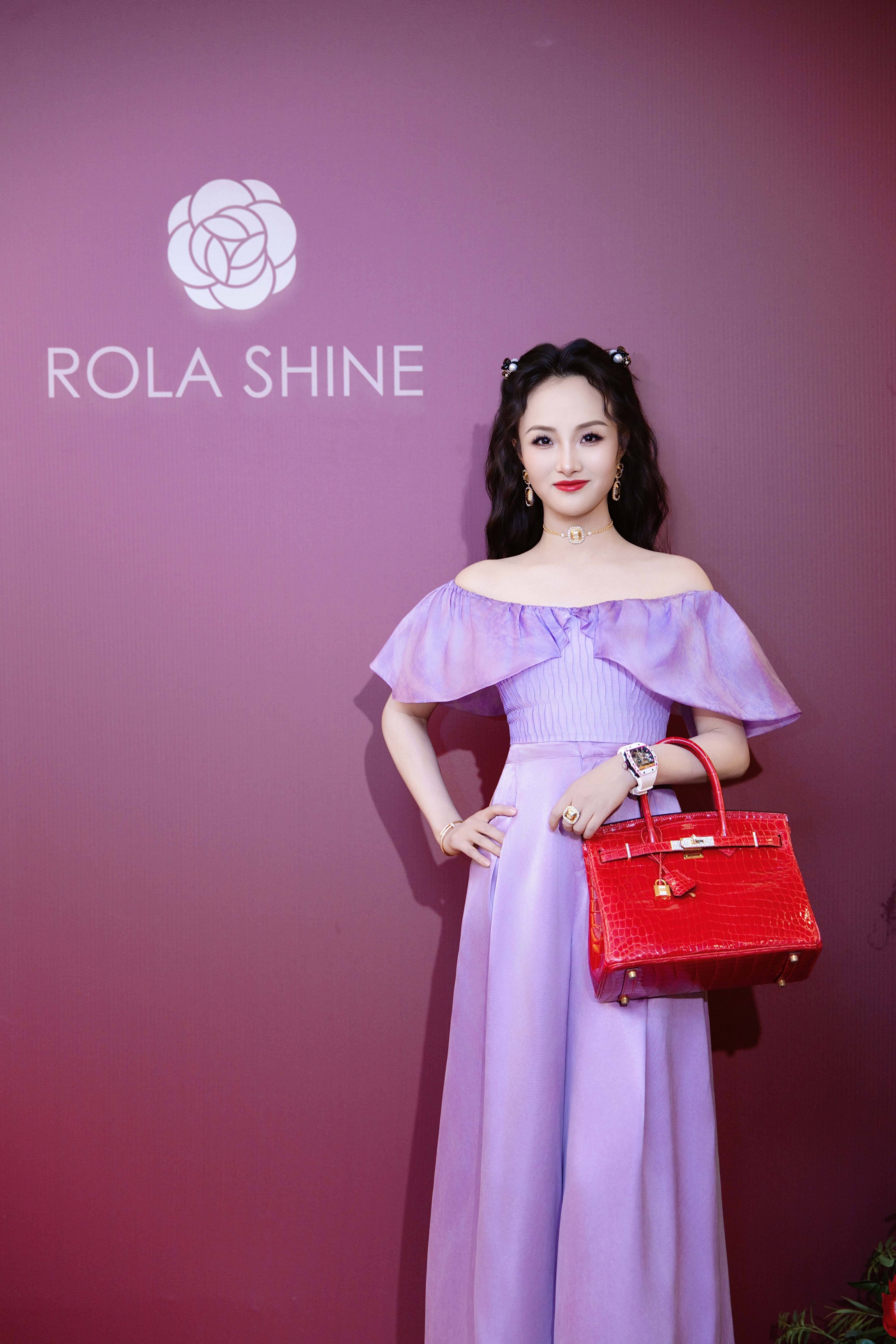 亮月影视董事长项亮月闪耀Rola Shine臻耀之夜   紫色造型与东方珠宝交相辉映