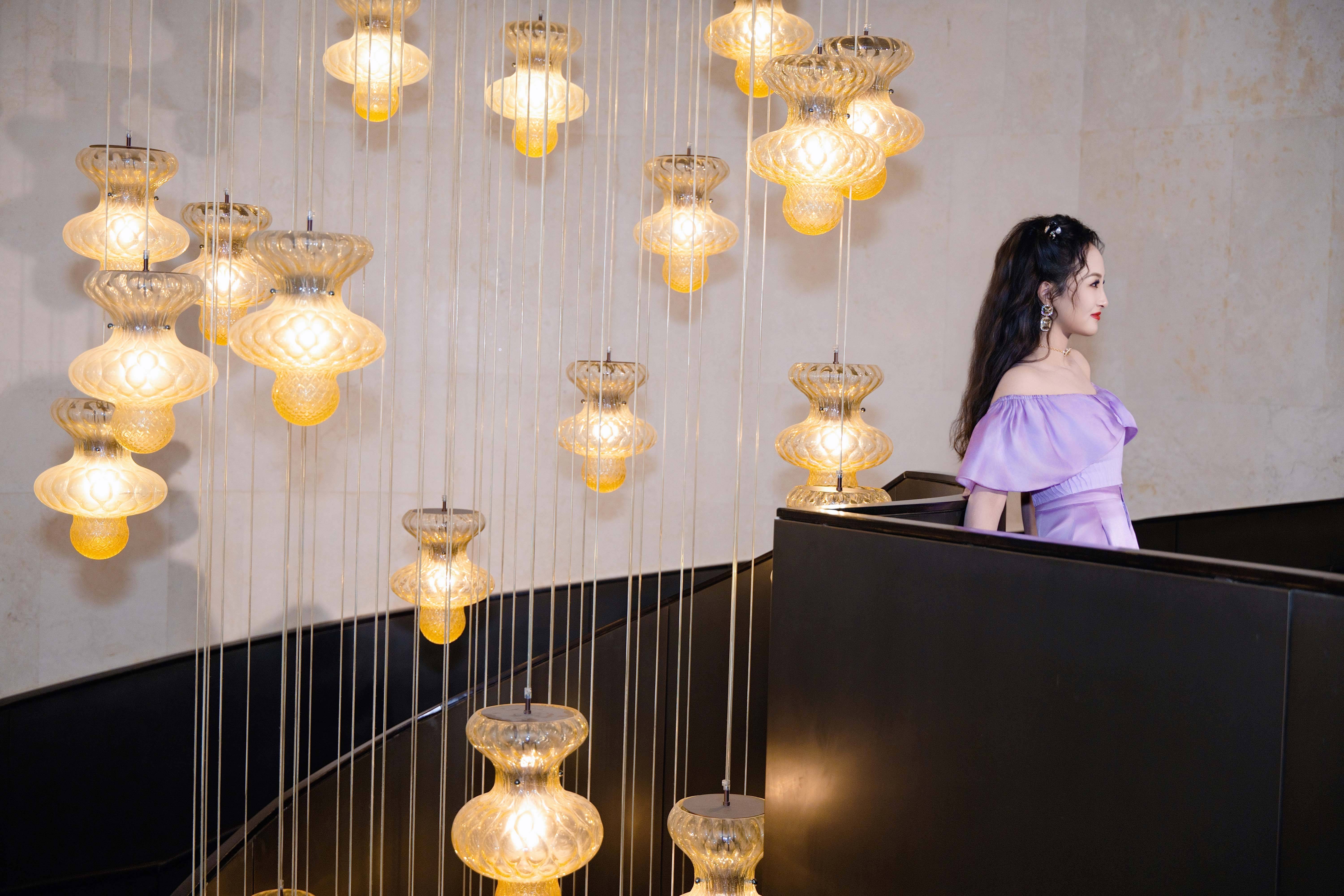 亮月影视董事长项亮月闪耀Rola Shine臻耀之夜   紫色造型与东方珠宝交相辉映