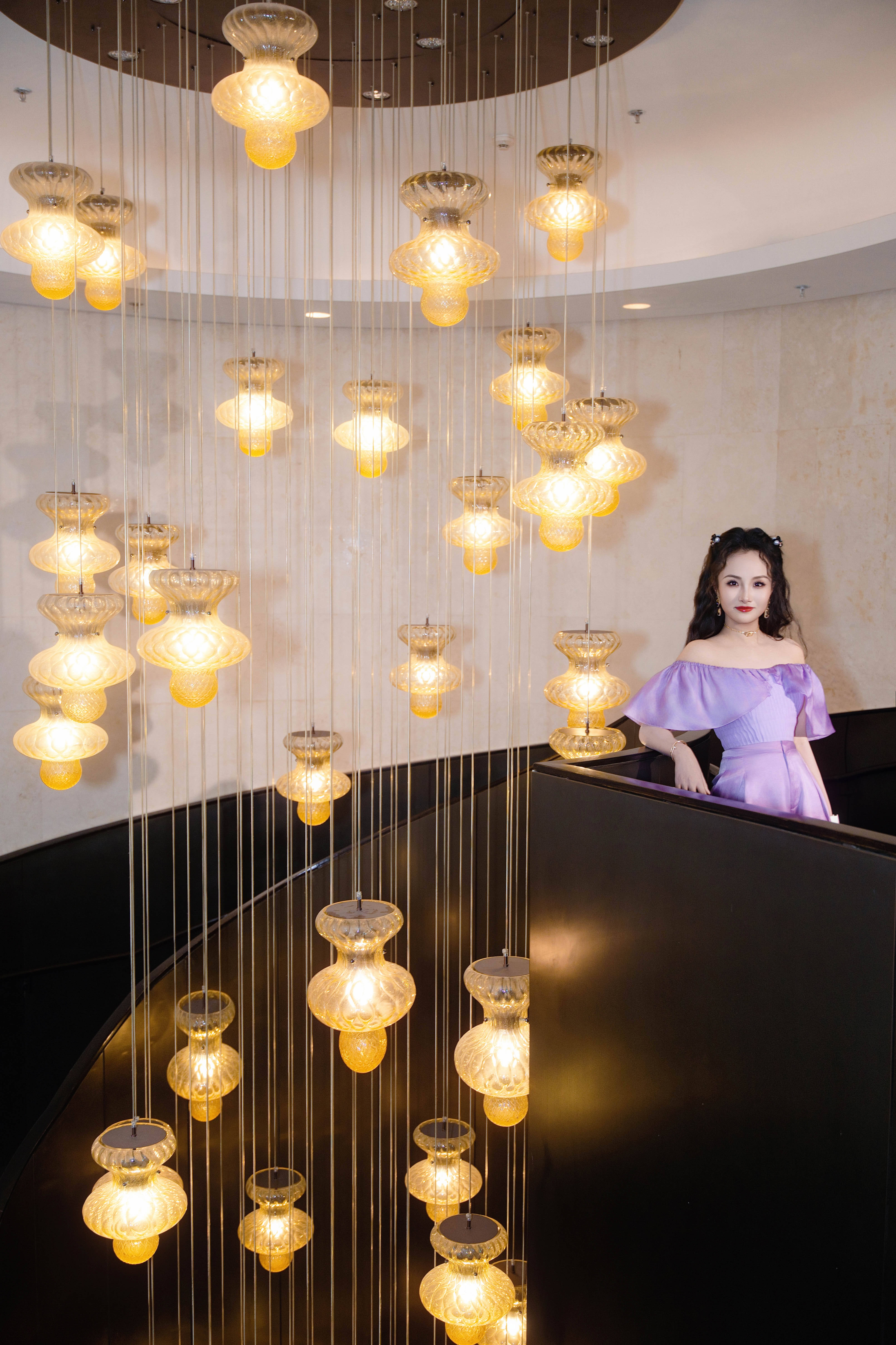 亮月影视董事长项亮月闪耀Rola Shine臻耀之夜   紫色造型与东方珠宝交相辉映