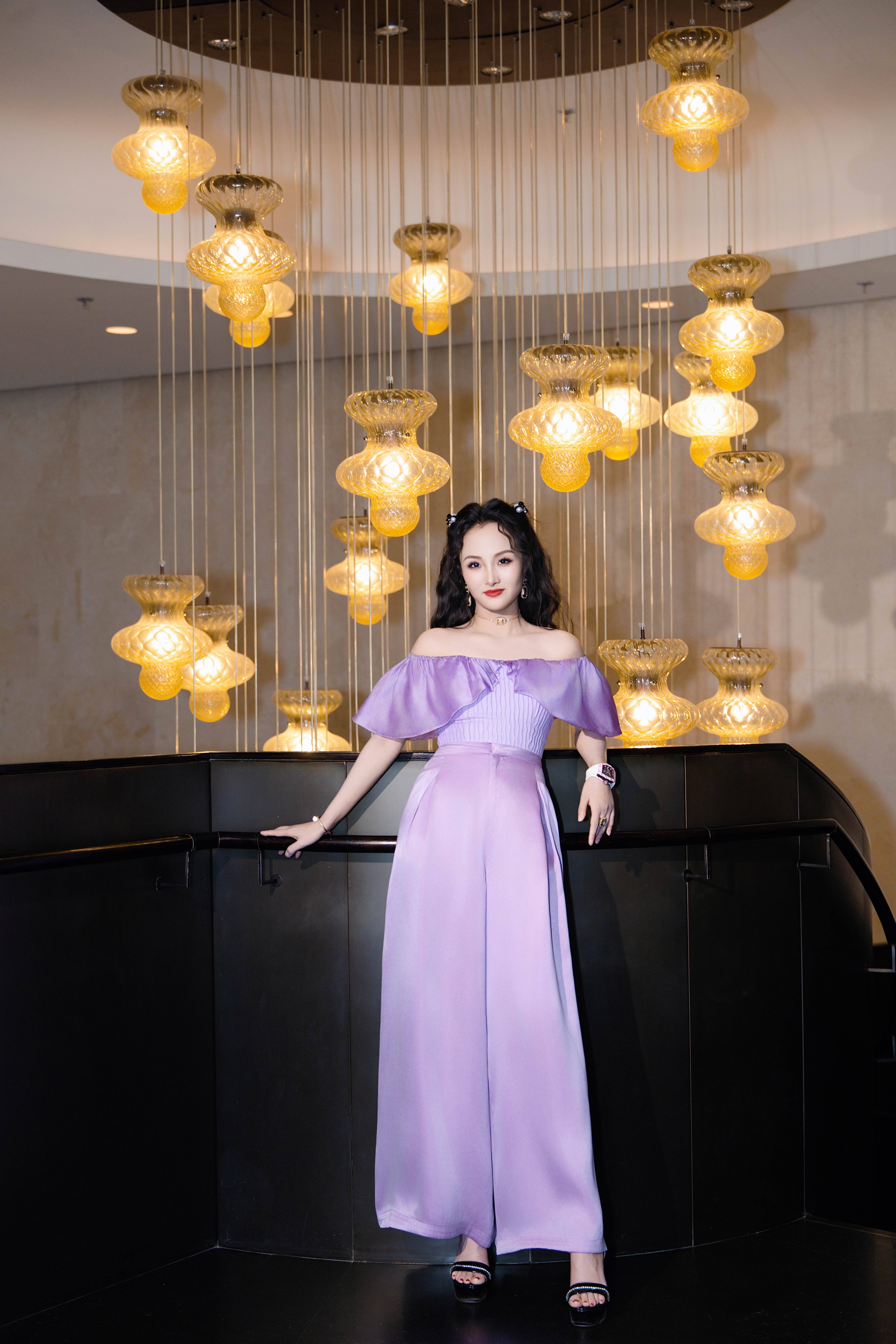 亮月影视董事长项亮月闪耀Rola Shine臻耀之夜   紫色造型与东方珠宝交相辉映