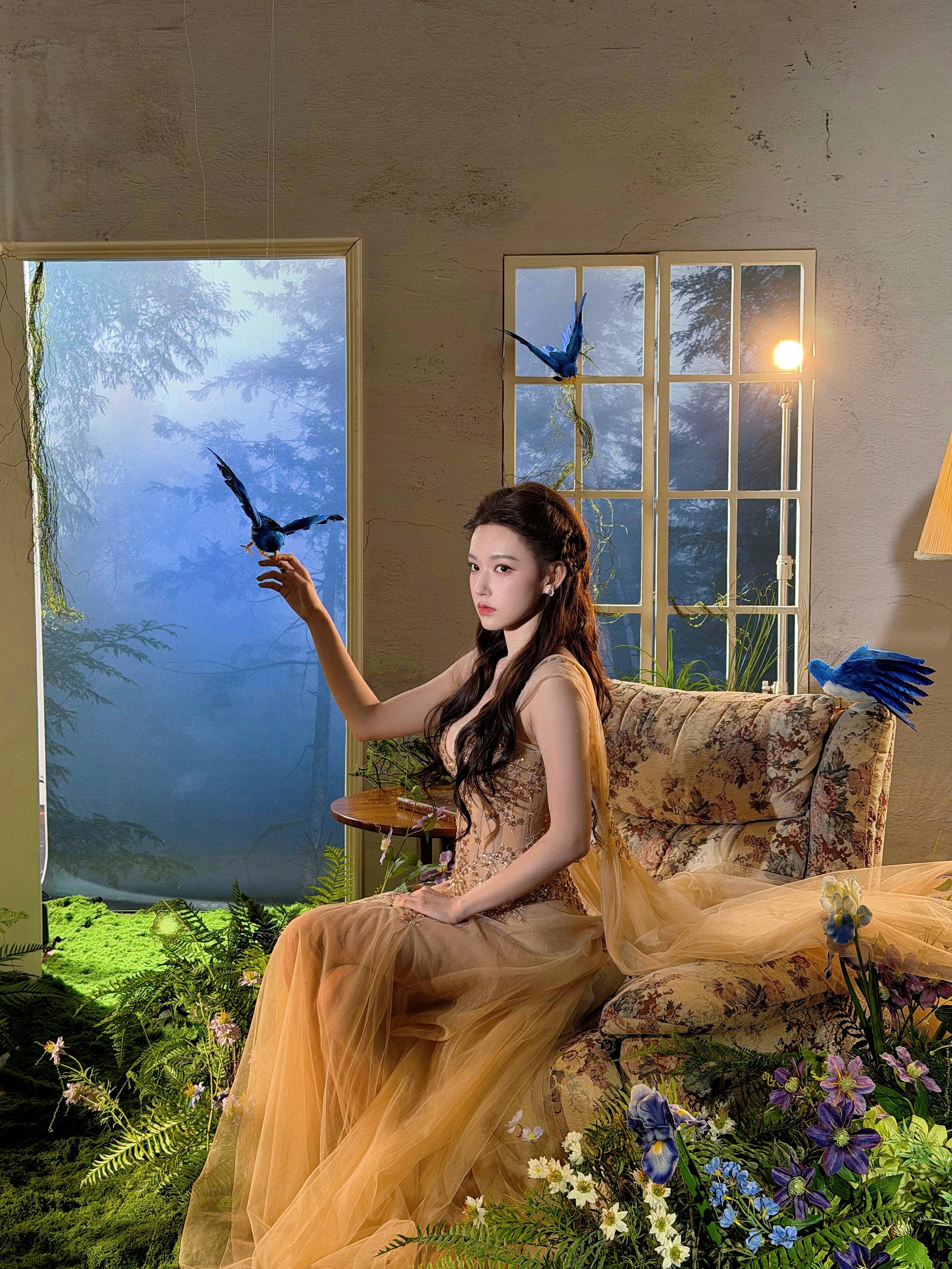 程潇化身森林少女坐在小屋中 薄纱长裙勾勒姣好身材