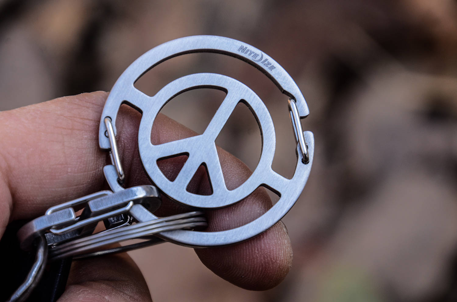 双环之内的和平之美：奈爱和平标志钥匙扣