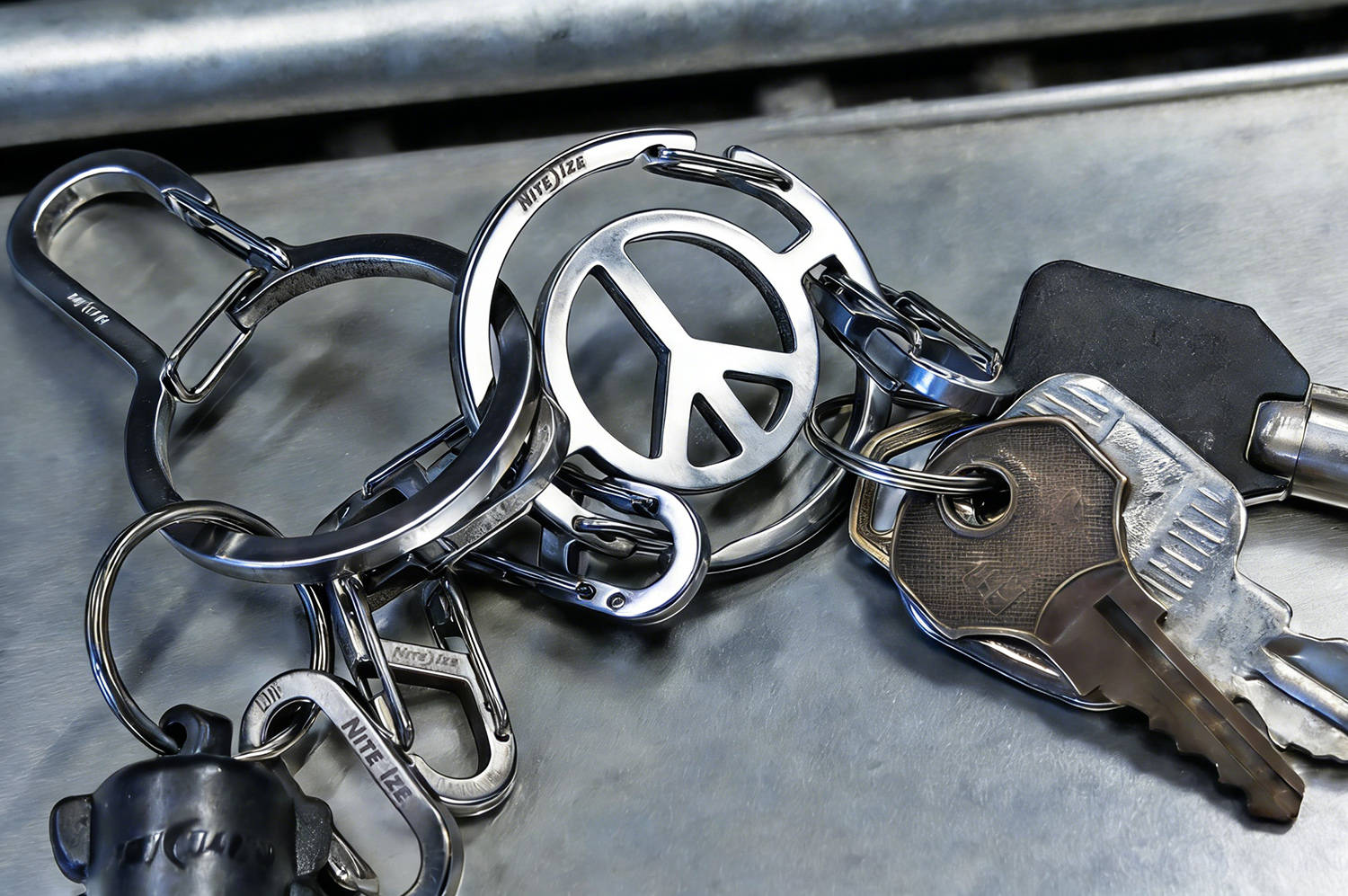 双环之内的和平之美：奈爱和平标志钥匙扣