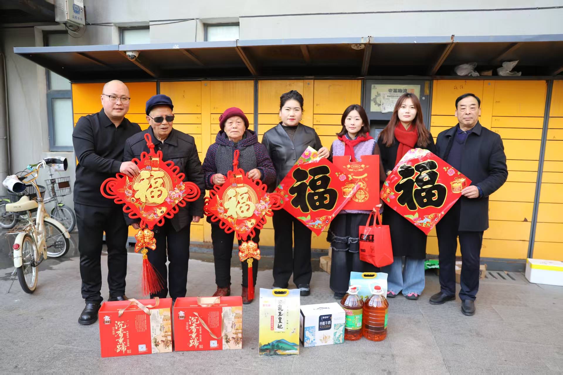 邳州“炮车沉香熏蹄”食品陈小勇、纪迪夫妇慰问李彦清(图4) 邳州“炮车沉香熏蹄”食品陈小勇、纪迪夫妇慰问李彦清(图4)