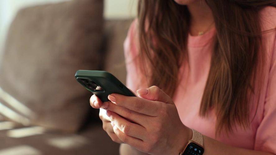 AI繁荣的背面，是智能手机正在失去主导权-锋巢网