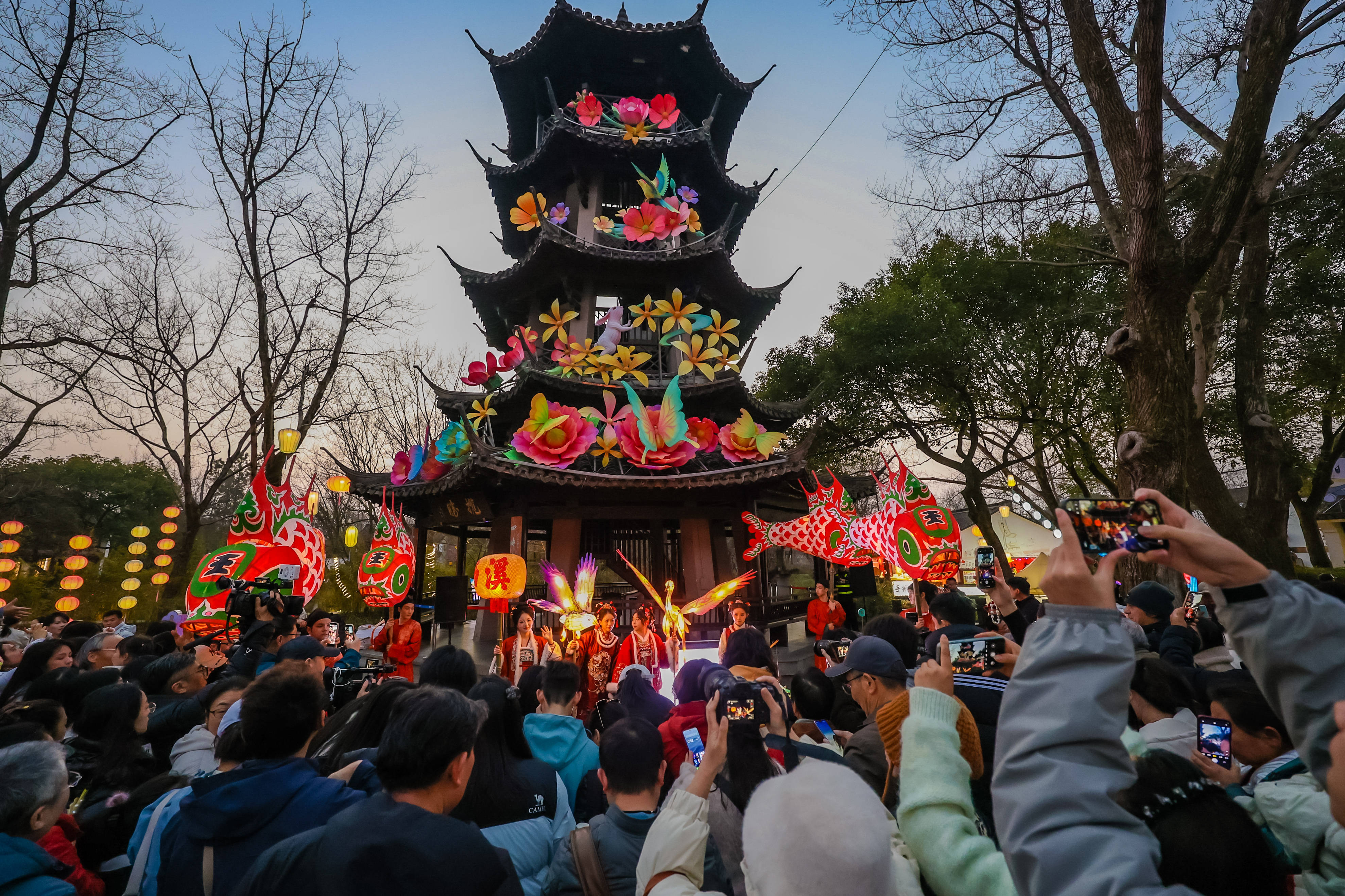灯影流光映西溪,元宵盛景乐团圆 2026杭州西溪灯会元宵璀璨上演