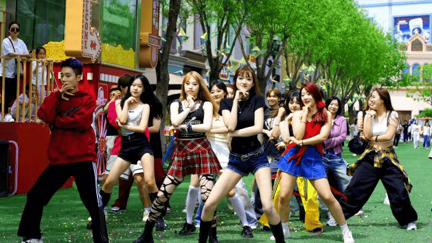 《群星助阵多元演艺 天津方特2026春日电音节燃动津城》