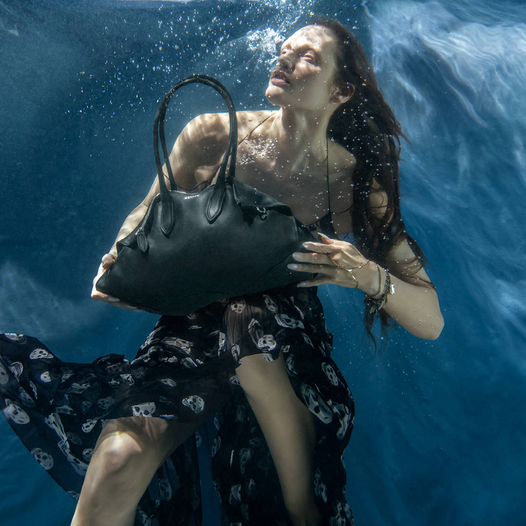 McQUEEN S26 MANTA BAG CAMPAIGN DIGITAL 1080<em></em>x1080PX_2.jpg