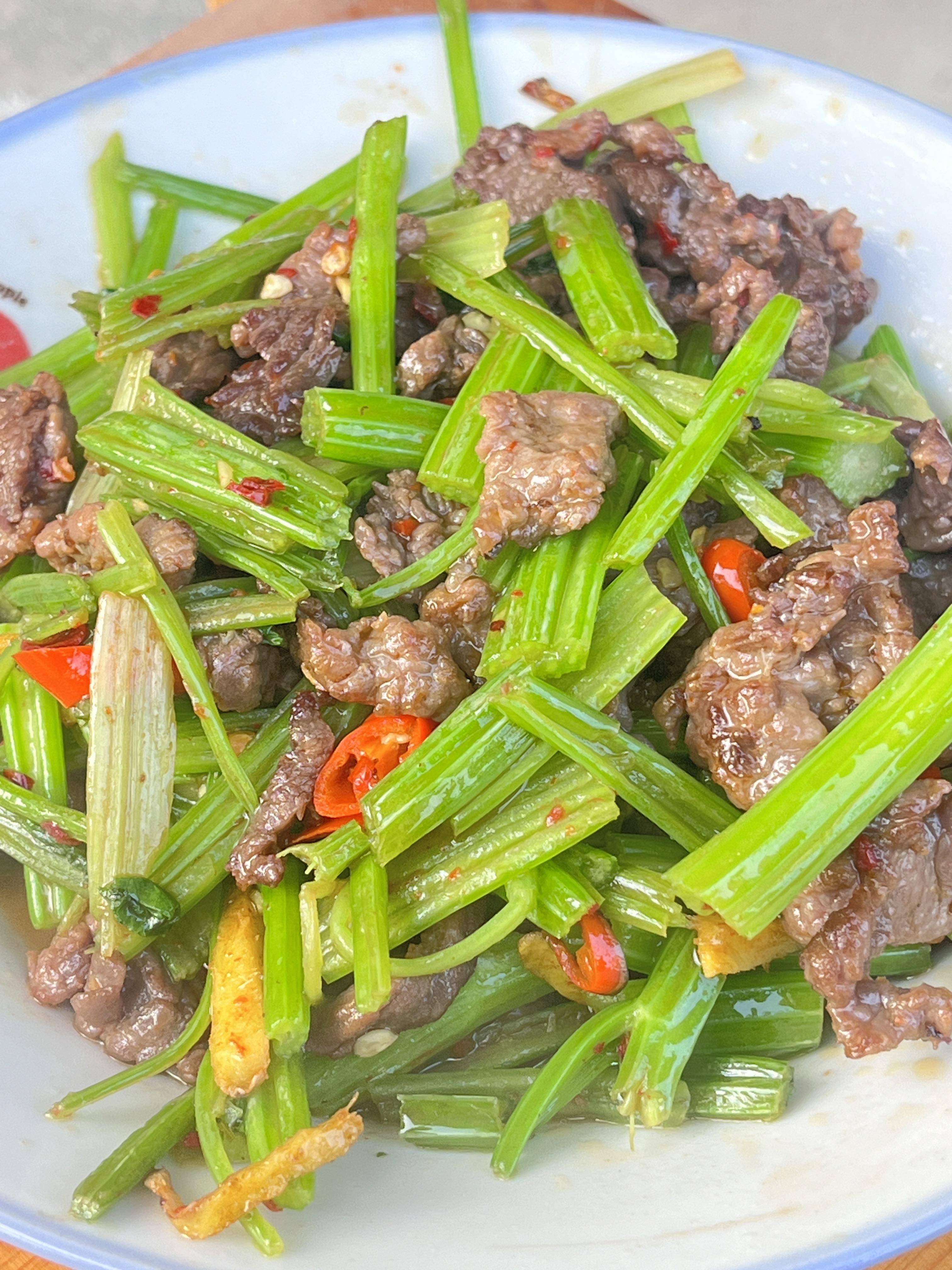 芹菜清肠刮油排毒又降压春天的芹菜脆嫩鲜香富含膳食纤维和芹菜