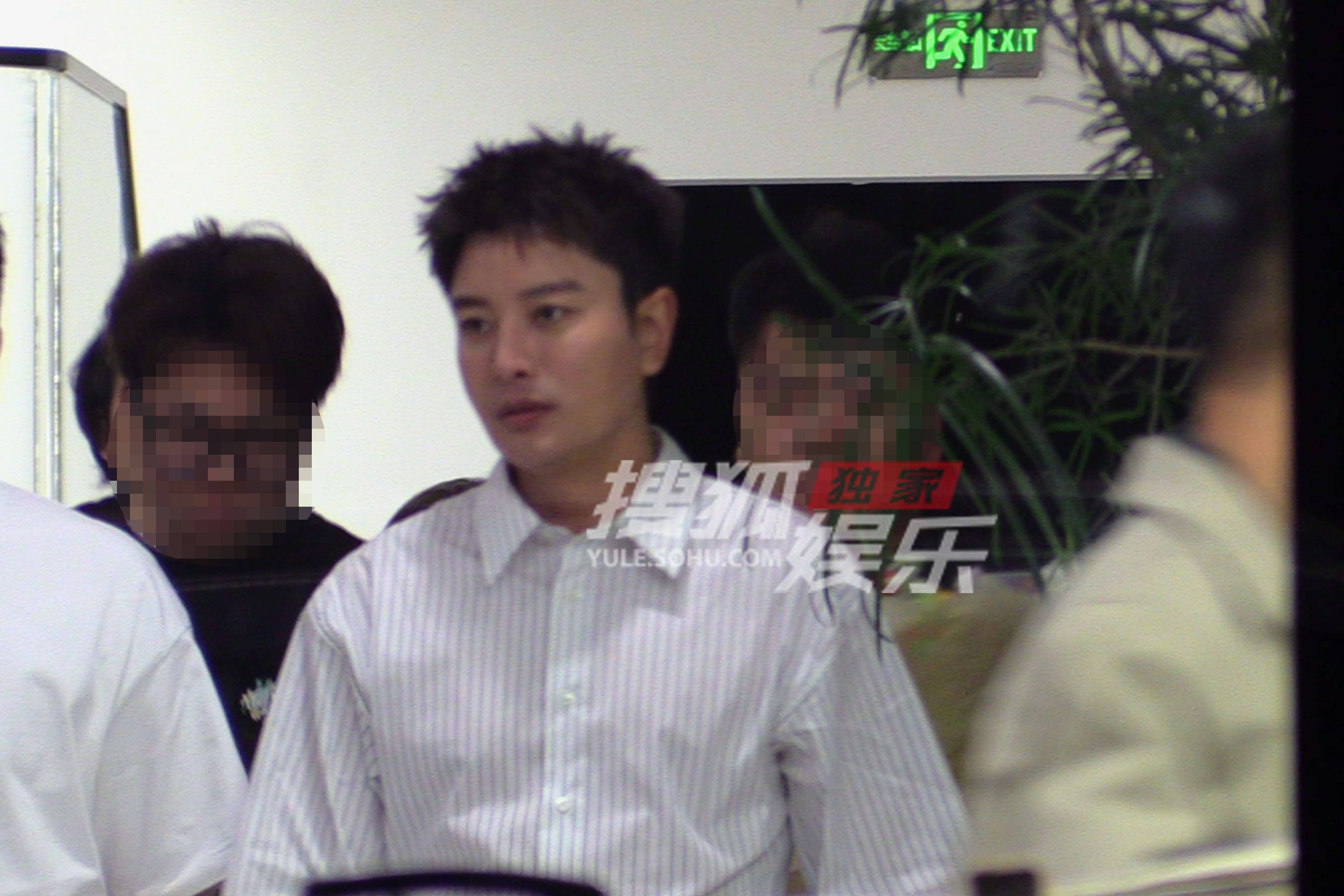 贾乃亮现身艺术区工作 白天忙到深夜认真搞事业
