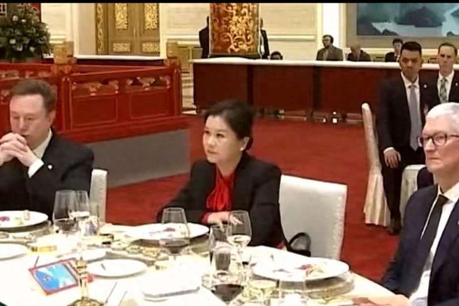 坐在马斯克和库克中间的中国女人,凭啥这么牛?