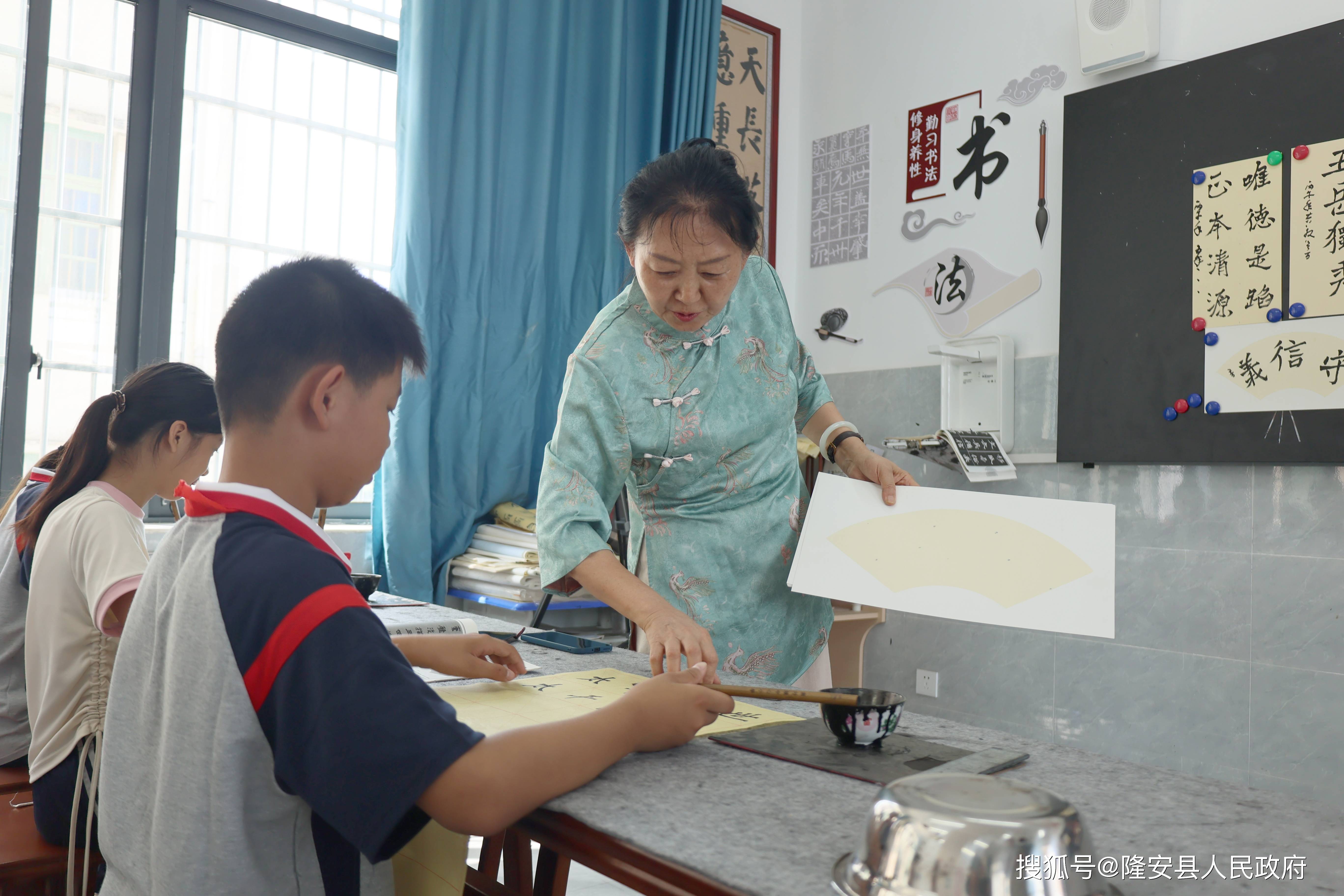 翰墨润乡土：知青教师王凯英的十年公益书法之路