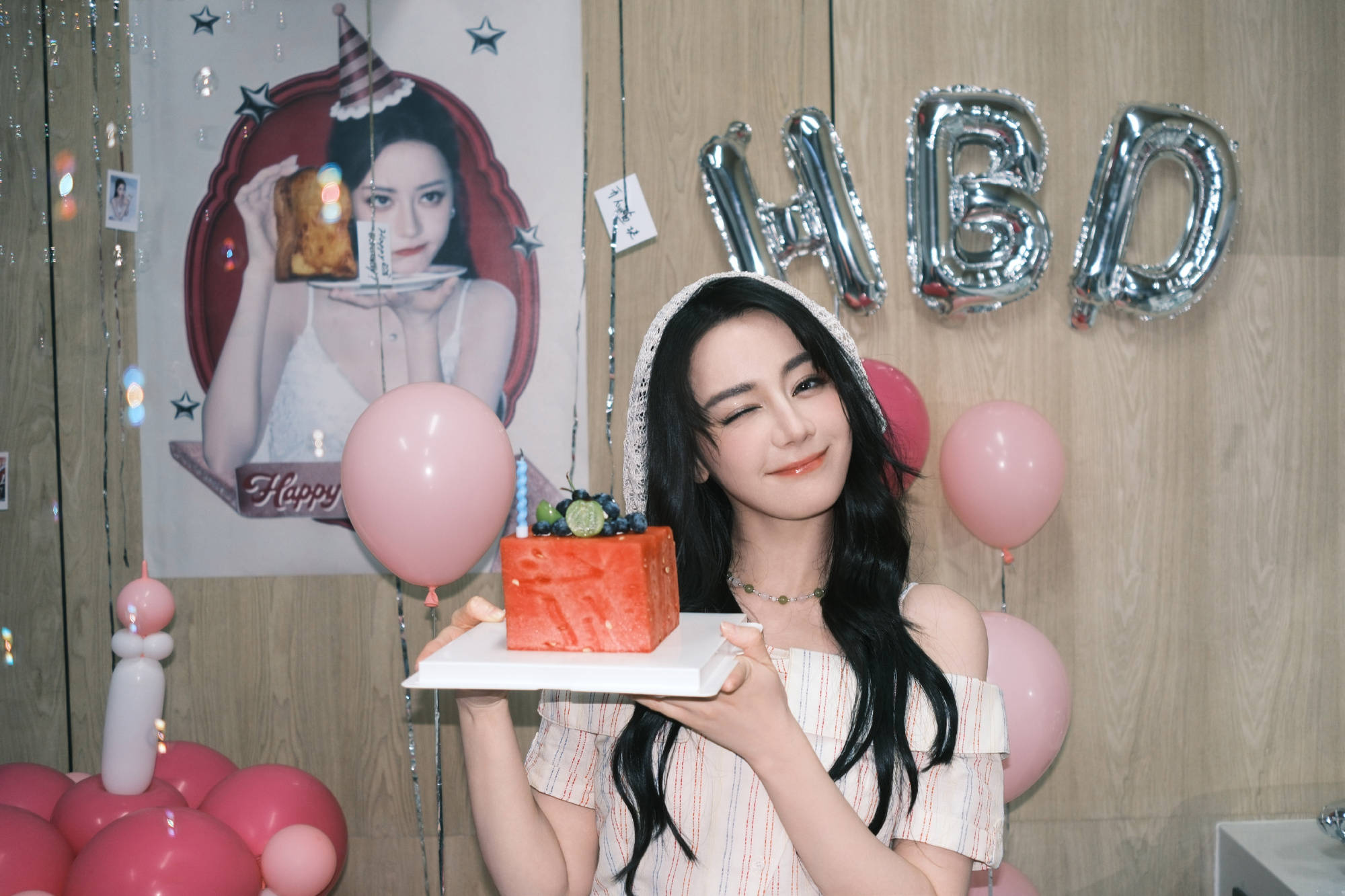 迪丽热巴生日美照甜度超标！手捧西瓜蛋糕wink甜笑少女感十足